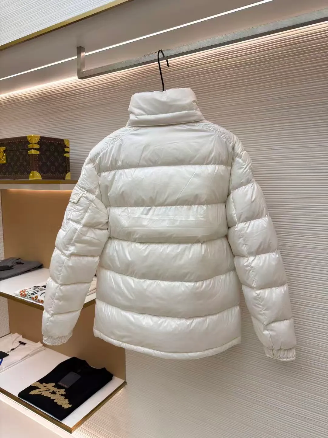 P720 MONCLER Meng Mouth Maya Down Jacket: Color/off-white, black Size: M. L. Zipper pendant with custom logo Fabric: 400D bright nylon, anti-fouling, anti-wrinkle, waterproof and windproof, very wear-resistant, breathable and comfortable.           Embroidery: Straight lines, smooth curves, dense and neat stitches, no jagged edges, flat embroidery surface, no skewed threads, consistent stitch length, no bottom exposed, no overlap, smooth embroidery surface, no ink marks and other stains. Advanced imported embroidery machines are used to ensure embroidery quality.