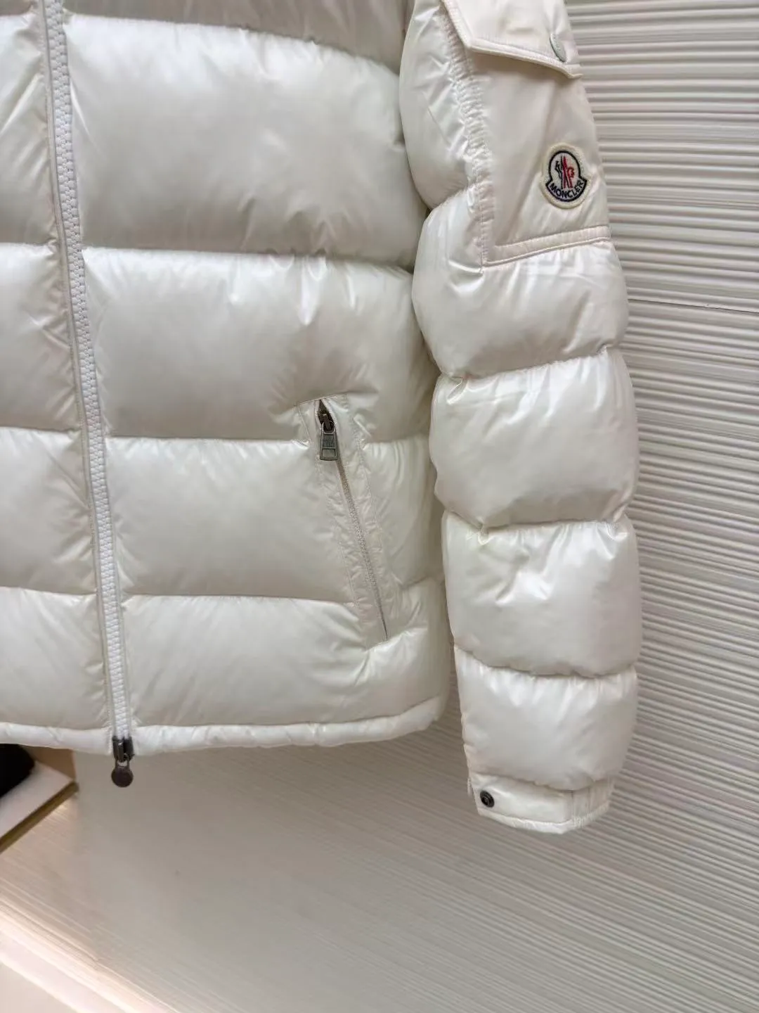 P720 MONCLER Meng Mouth Maya Down Jacket: Color/off-white, black Size: M. L. Zipper pendant with custom logo Fabric: 400D bright nylon, anti-fouling, anti-wrinkle, waterproof and windproof, very wear-resistant, breathable and comfortable.           Embroidery: Straight lines, smooth curves, dense and neat stitches, no jagged edges, flat embroidery surface, no skewed threads, consistent stitch length, no bottom exposed, no overlap, smooth embroidery surface, no ink marks and other stains. Advanced imported embroidery machines are used to ensure embroidery quality.