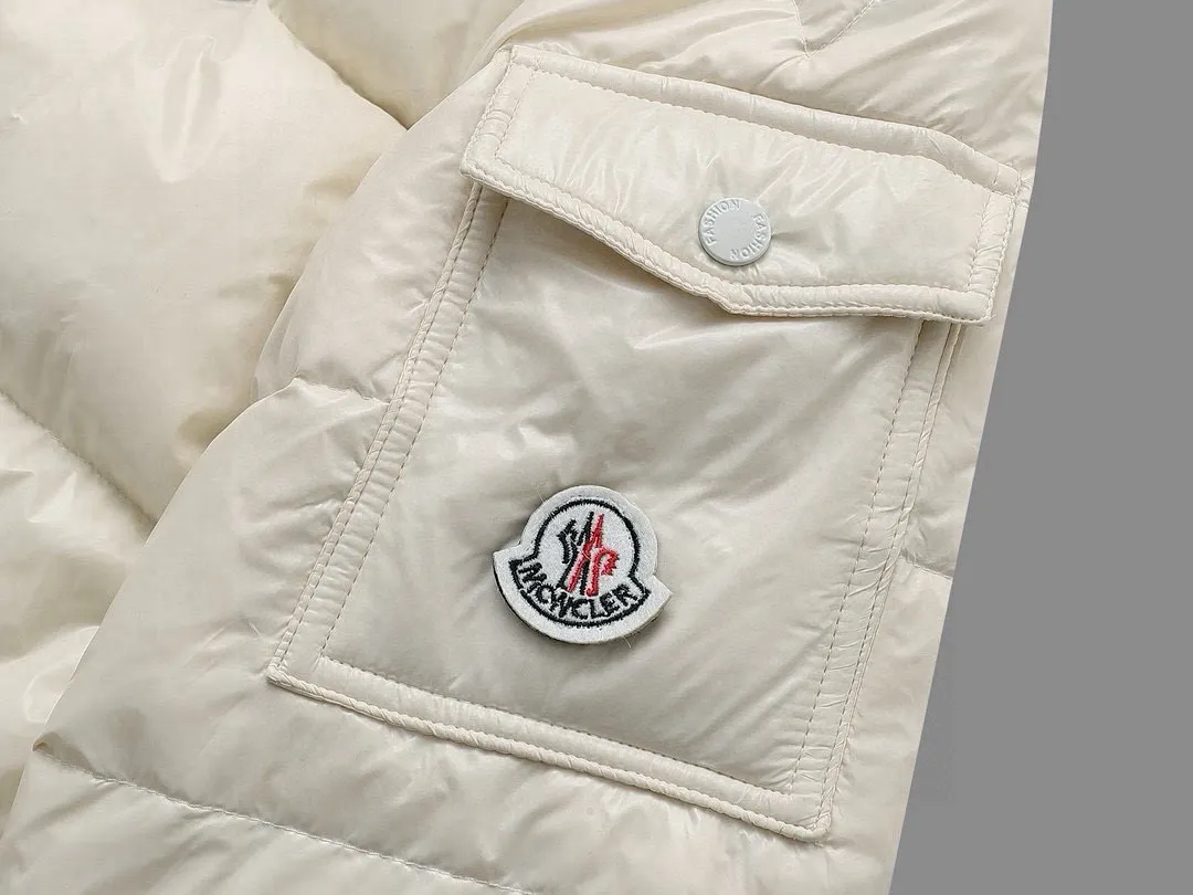 P720 MONCLER Meng Mouth Maya Down Jacket: Color/off-white, black Size: M. L. Zipper pendant with custom logo Fabric: 400D bright nylon, anti-fouling, anti-wrinkle, waterproof and windproof, very wear-resistant, breathable and comfortable.           Embroidery: Straight lines, smooth curves, dense and neat stitches, no jagged edges, flat embroidery surface, no skewed threads, consistent stitch length, no bottom exposed, no overlap, smooth embroidery surface, no ink marks and other stains. Advanced imported embroidery machines are used to ensure embroidery quality.