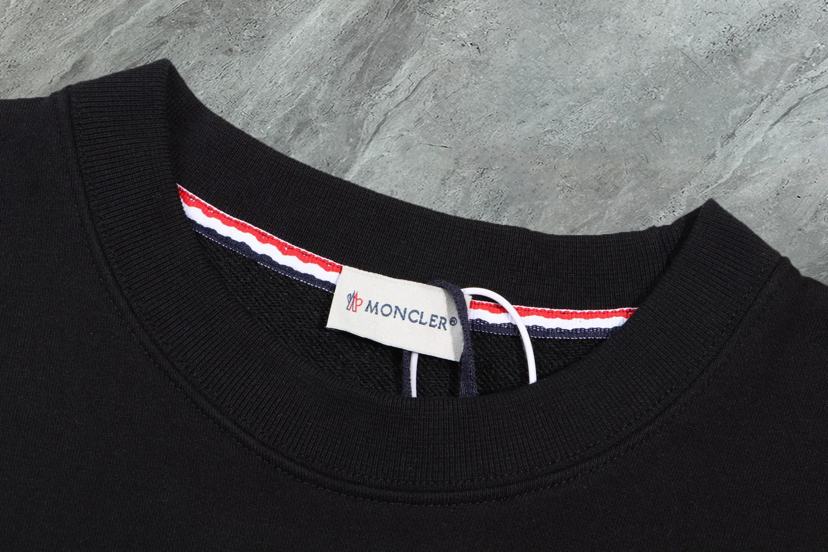 P210 High-version sweatshirt) [Long-term stock] 〖𝐌𝐎𝐍𝐂𝐋𝐄𝐑~Mask〗 Made of 440g heavy-weight fabric. It is different from the market currency. It can be matched with any variety and is properly handsome. 😎The whole dress is made of double waistcoats. The double waistcoats make the whole dress more three-dimensional. Not ordinary factories can do such fine work. 2025 Spring runway version of the T stage, on sale at the counter, round neck terry sweatshirt, high-end double-strand pure cotton, custom-made stretch ribs, dyed in the same vat, complete with three standards, matched with exquisite embroidered LOGO on the chest, simple and advanced, same style for men and women. Color: black, apricot, white, size: S M L XL 2XL