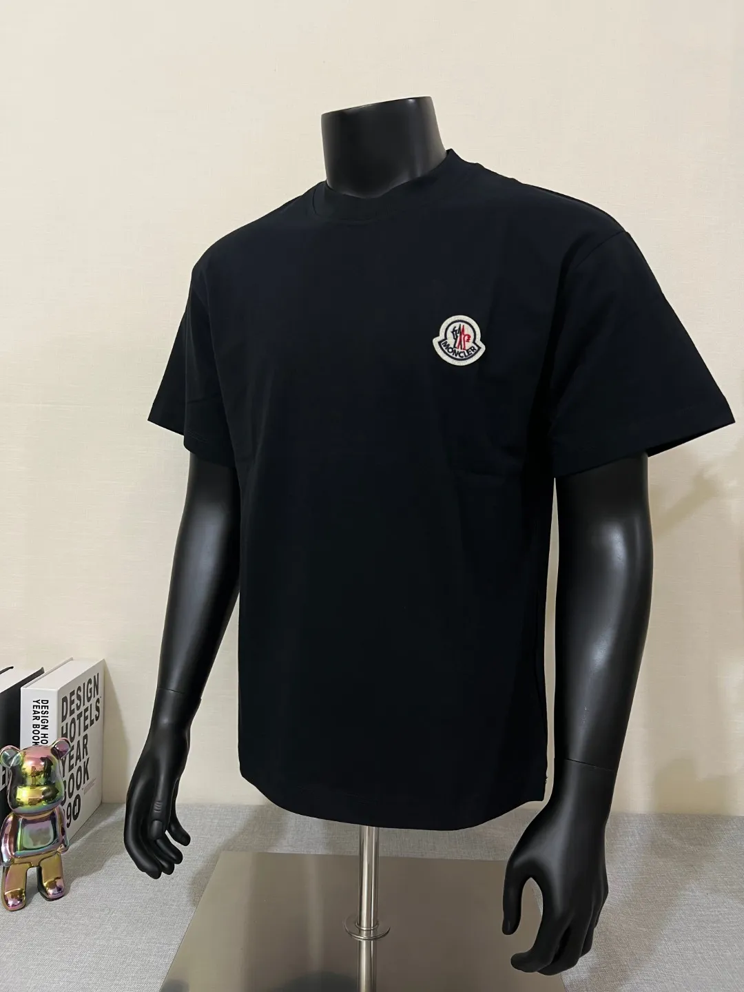P140 MONCLER classic small label embroidery; supports NFC scanning; 100% 64-count high-density 240g pure cotton short sleeves, exquisite embroidery LOGO small label nailing technology on the chest, the same 240g double-sided custom-made cotton fabric as the official website, dyed in the same vat, feels particularly comfortable and has texture to the touch! The ribs are made of pure cotton 1*1 cotton cover and high-end stretch ribs! The upper body is stylish, the upper body has a three-dimensional shape, high-end and exquisite stitching, and fine workmanship! Same style as internet celebrity! Collar label, hang tag, wash mark, glossy paper, size label, exclusive packaging bag, complete with three labels, color: black, white, size XS-L