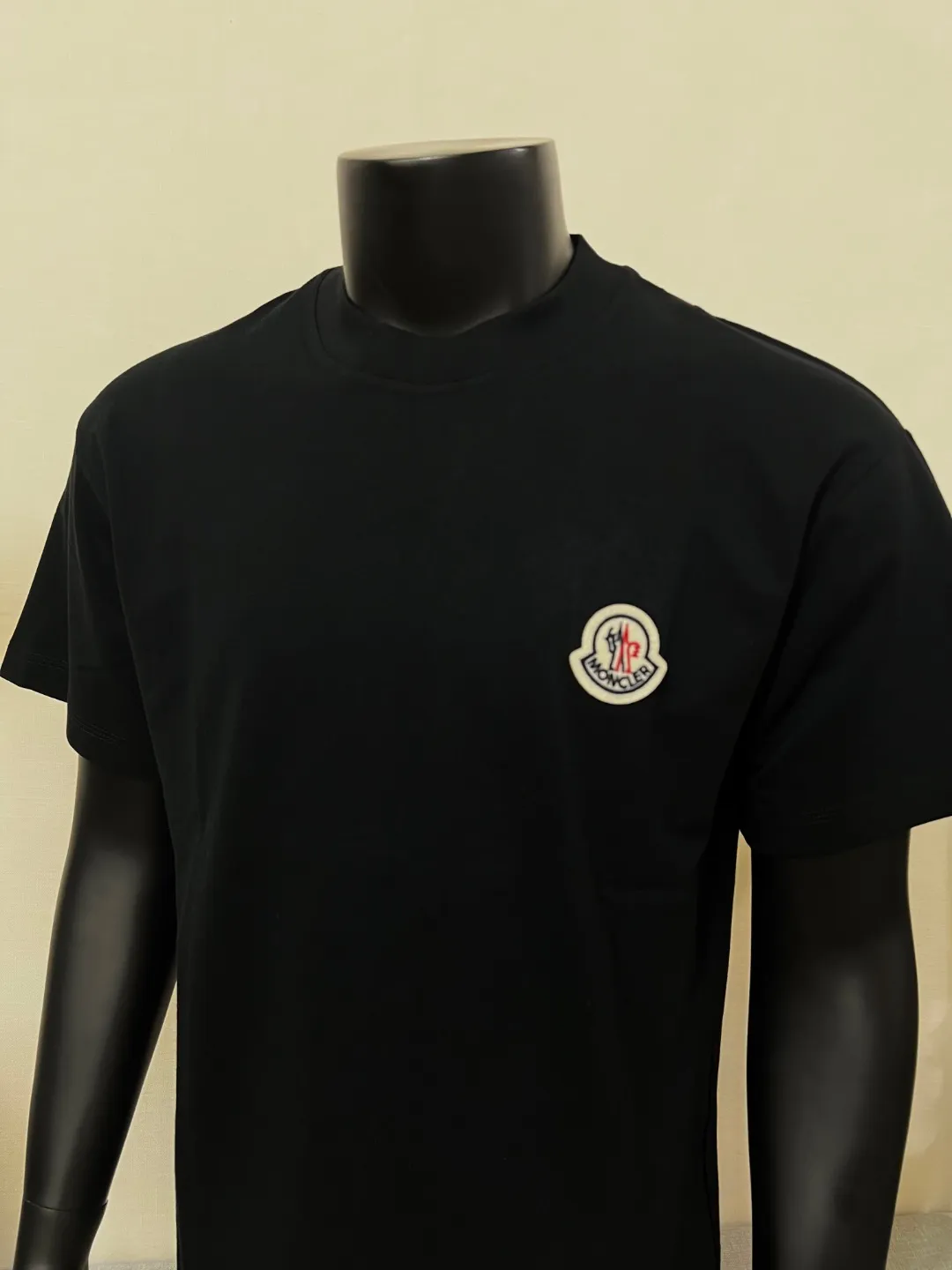 P140 MONCLER classic small label embroidery; supports NFC scanning; 100% 64-count high-density 240g pure cotton short sleeves, exquisite embroidery LOGO small label nailing technology on the chest, the same 240g double-sided custom-made cotton fabric as the official website, dyed in the same vat, feels particularly comfortable and has texture to the touch! The ribs are made of pure cotton 1*1 cotton cover and high-end stretch ribs! The upper body is stylish, the upper body has a three-dimensional shape, high-end and exquisite stitching, and fine workmanship! Same style as internet celebrity! Collar label, hang tag, wash mark, glossy paper, size label, exclusive packaging bag, complete with three labels, color: black, white, size XS-L