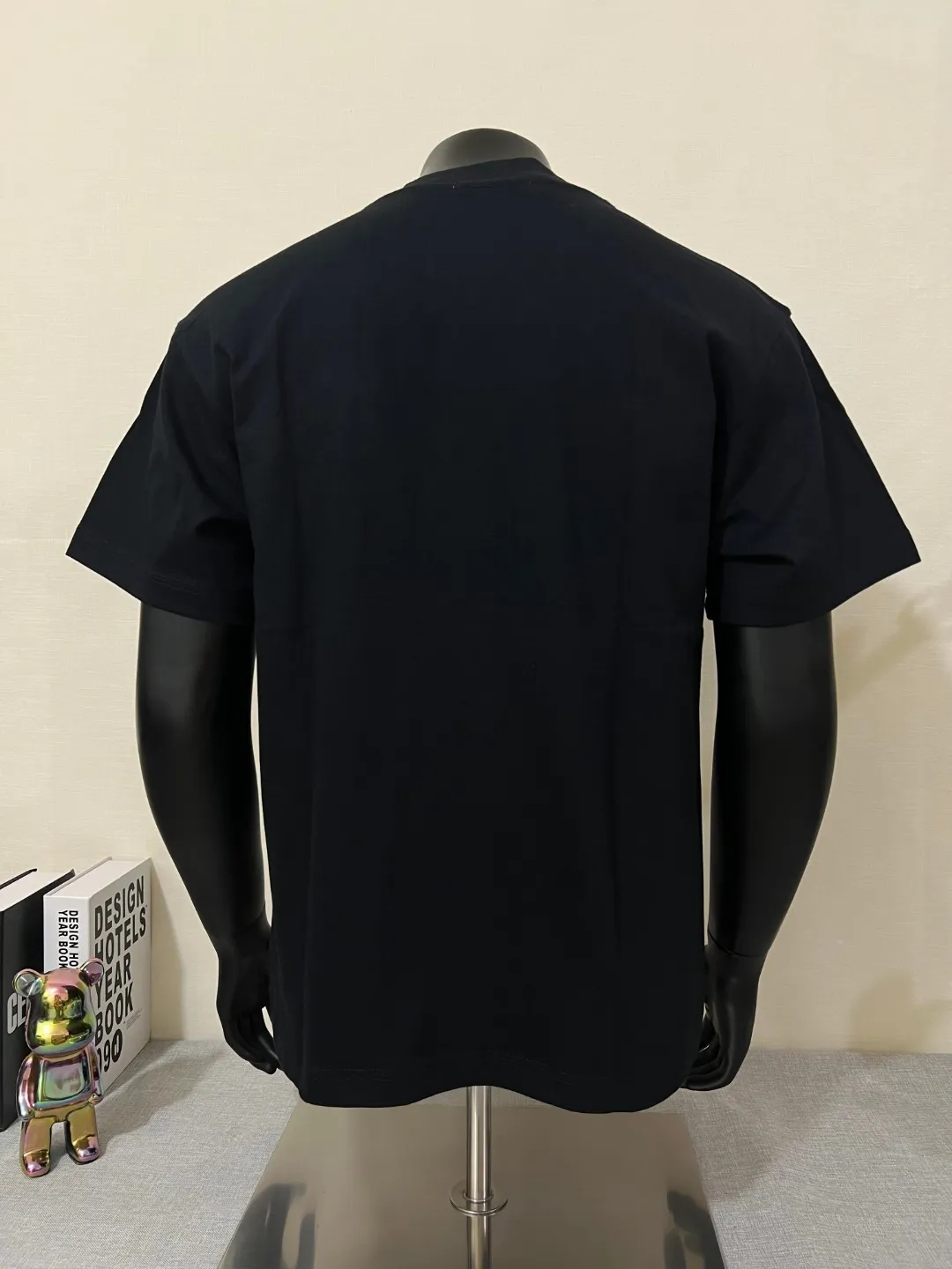 P140 MONCLER classic small label embroidery; supports NFC scanning; 100% 64-count high-density 240g pure cotton short sleeves, exquisite embroidery LOGO small label nailing technology on the chest, the same 240g double-sided custom-made cotton fabric as the official website, dyed in the same vat, feels particularly comfortable and has texture to the touch! The ribs are made of pure cotton 1*1 cotton cover and high-end stretch ribs! The upper body is stylish, the upper body has a three-dimensional shape, high-end and exquisite stitching, and fine workmanship! Same style as internet celebrity! Collar label, hang tag, wash mark, glossy paper, size label, exclusive packaging bag, complete with three labels, color: black, white, size XS-L