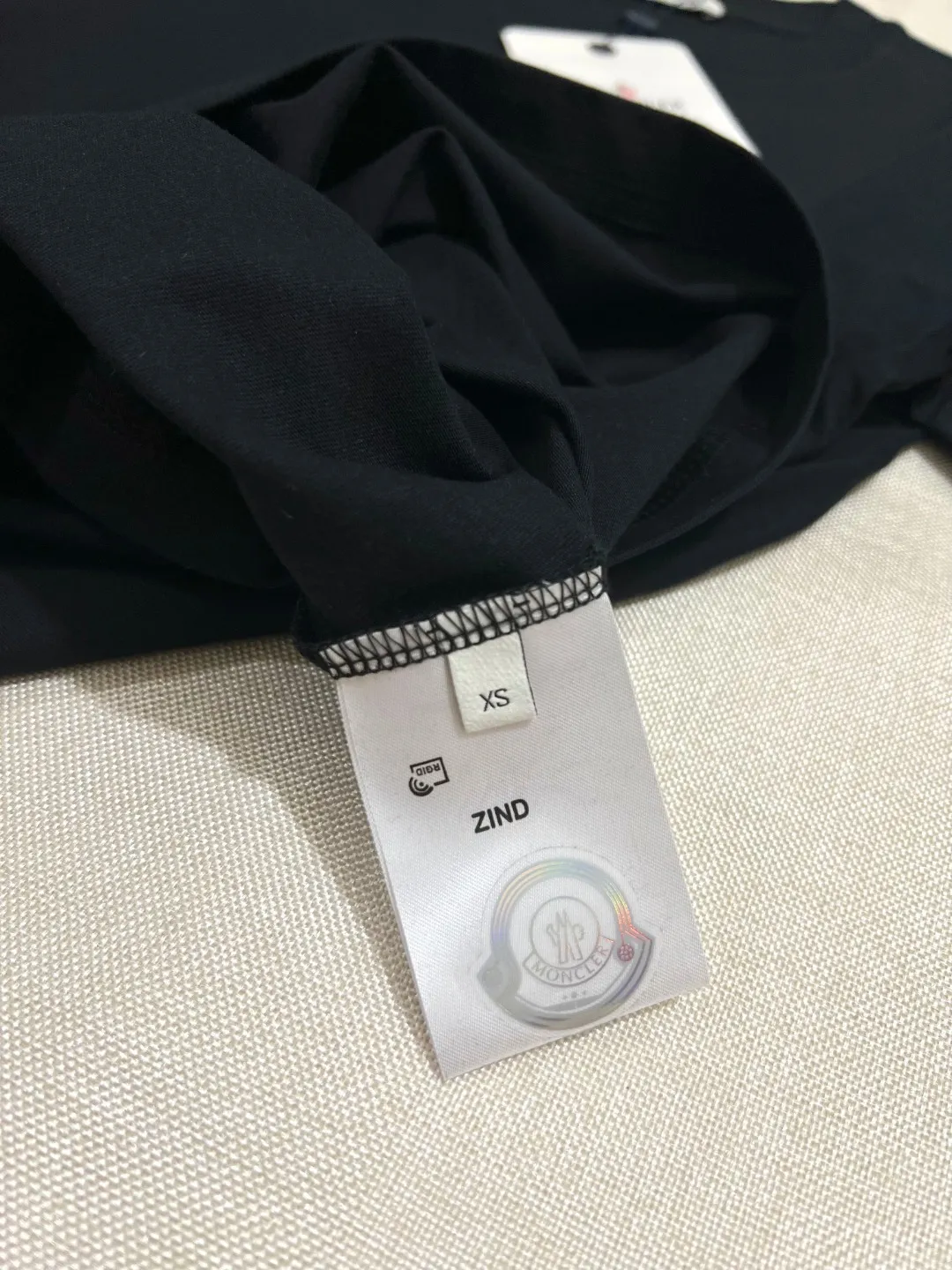 P140 MONCLER classic small label embroidery; supports NFC scanning; 100% 64-count high-density 240g pure cotton short sleeves, exquisite embroidery LOGO small label nailing technology on the chest, the same 240g double-sided custom-made cotton fabric as the official website, dyed in the same vat, feels particularly comfortable and has texture to the touch! The ribs are made of pure cotton 1*1 cotton cover and high-end stretch ribs! The upper body is stylish, the upper body has a three-dimensional shape, high-end and exquisite stitching, and fine workmanship! Same style as internet celebrity! Collar label, hang tag, wash mark, glossy paper, size label, exclusive packaging bag, complete with three labels, color: black, white, size XS-L