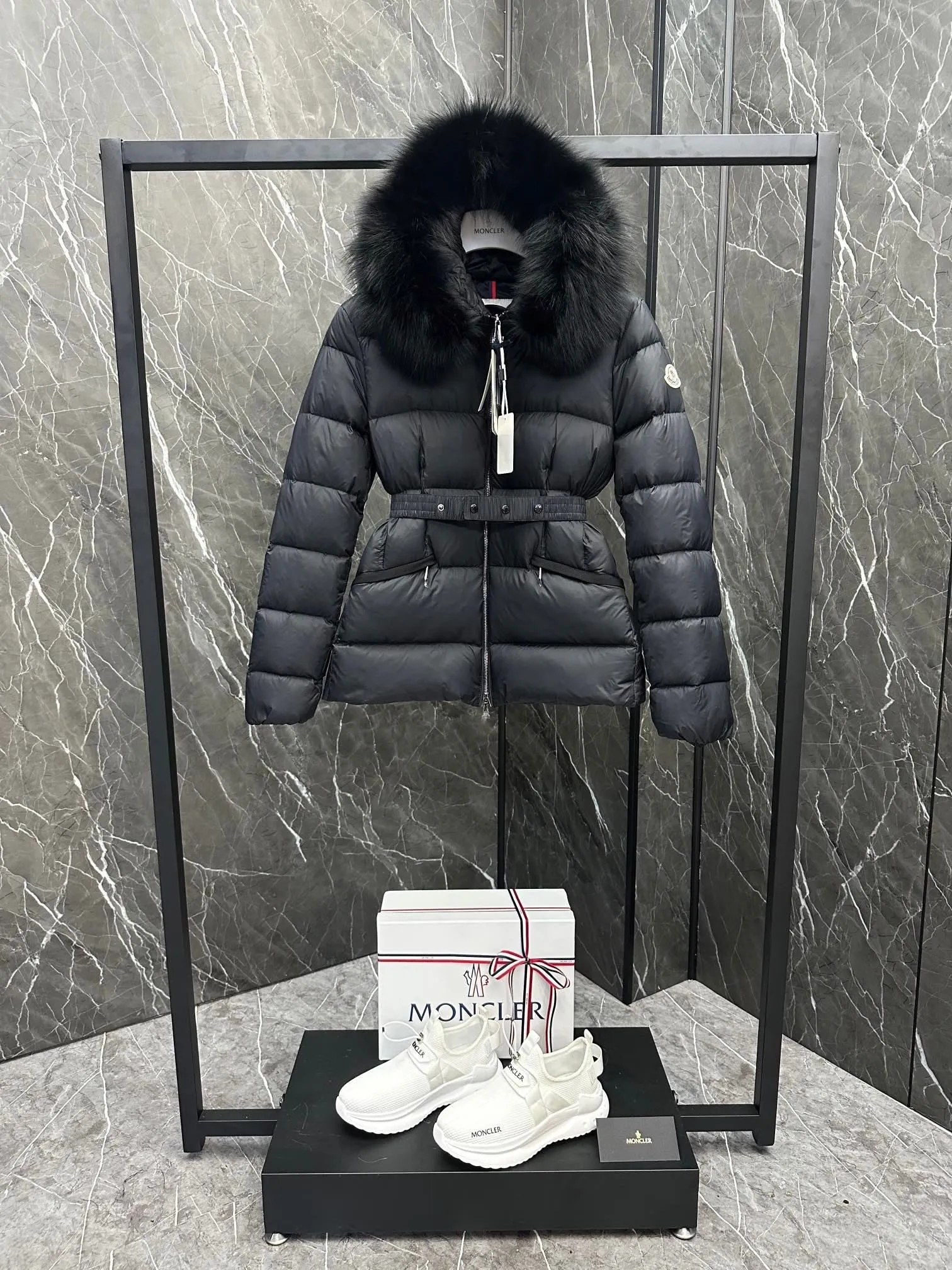 P980 Top foreign trade Moncler 2024 new color matching Boed women's short style Boed women's down is made of longue saison fabric, embellished with fur trim, providing warm care. (⚠️Fox fur collar imported from Finland, of course the fur collar needs to be larger to look good) Boed down has a soft silhouette design and is equipped with an exquisite belt to create a sophisticated and elegant winter look. Made of longue saison fabric with wool trim on the hood. Details •Made from longue saison fabric •Longue saison lining •Filled with down •Hood with removable fleece trim •Two-way zipper closure •Elasticated waistband with patented snap buttons •Zip closure lateral pockets with grosgrain piping •Adjustable elastic cuffs Size: 1-4 Women's
