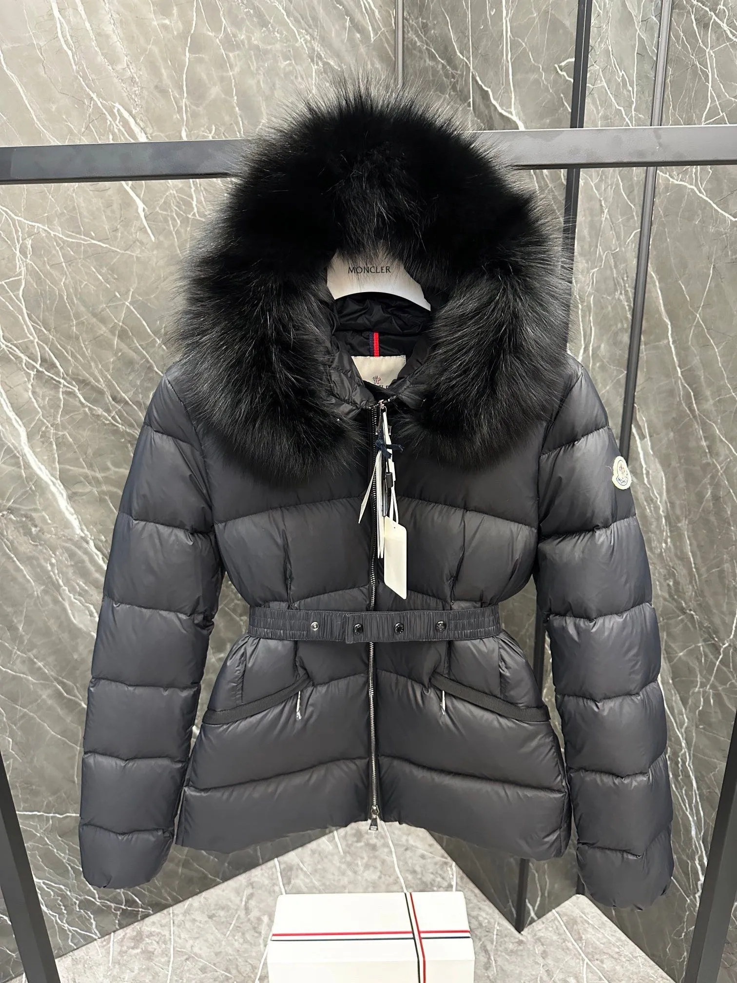 P980 Top foreign trade Moncler 2024 new color matching Boed women's short style Boed women's down is made of longue saison fabric, embellished with fur trim, providing warm care. (⚠️Fox fur collar imported from Finland, of course the fur collar needs to be larger to look good) Boed down has a soft silhouette design and is equipped with an exquisite belt to create a sophisticated and elegant winter look. Made of longue saison fabric with wool trim on the hood. Details •Made from longue saison fabric •Longue saison lining •Filled with down •Hood with removable fleece trim •Two-way zipper closure •Elasticated waistband with patented snap buttons •Zip closure lateral pockets with grosgrain piping •Adjustable elastic cuffs Size: 1-4 Women's