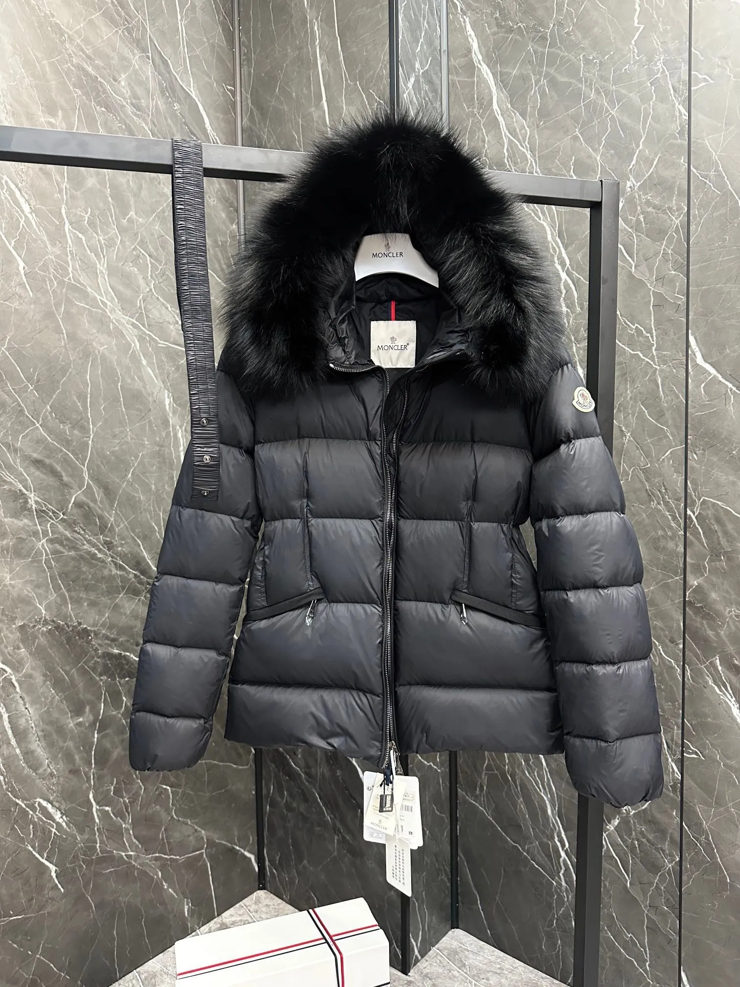P980 Top foreign trade Moncler 2024 new color matching Boed women's short style Boed women's down is made of longue saison fabric, embellished with fur trim, providing warm care. (⚠️Fox fur collar imported from Finland, of course the fur collar needs to be larger to look good) Boed down has a soft silhouette design and is equipped with an exquisite belt to create a sophisticated and elegant winter look. Made of longue saison fabric with wool trim on the hood. Details •Made from longue saison fabric •Longue saison lining •Filled with down •Hood with removable fleece trim •Two-way zipper closure •Elasticated waistband with patented snap buttons •Zip closure lateral pockets with grosgrain piping •Adjustable elastic cuffs Size: 1-4 Women's