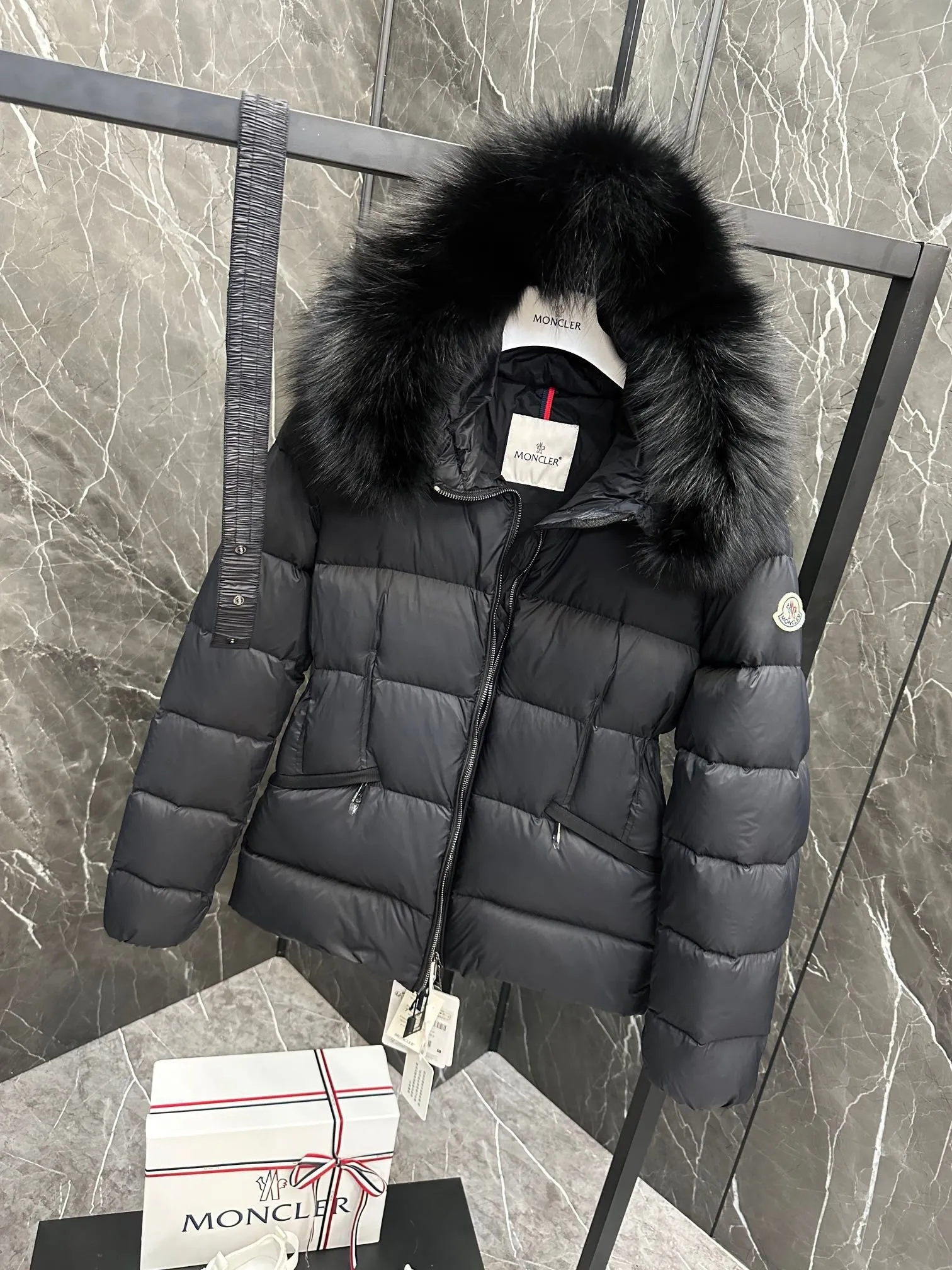 P980 Top foreign trade Moncler 2024 new color matching Boed women's short style Boed women's down is made of longue saison fabric, embellished with fur trim, providing warm care. (⚠️Fox fur collar imported from Finland, of course the fur collar needs to be larger to look good) Boed down has a soft silhouette design and is equipped with an exquisite belt to create a sophisticated and elegant winter look. Made of longue saison fabric with wool trim on the hood. Details •Made from longue saison fabric •Longue saison lining •Filled with down •Hood with removable fleece trim •Two-way zipper closure •Elasticated waistband with patented snap buttons •Zip closure lateral pockets with grosgrain piping •Adjustable elastic cuffs Size: 1-4 Women's