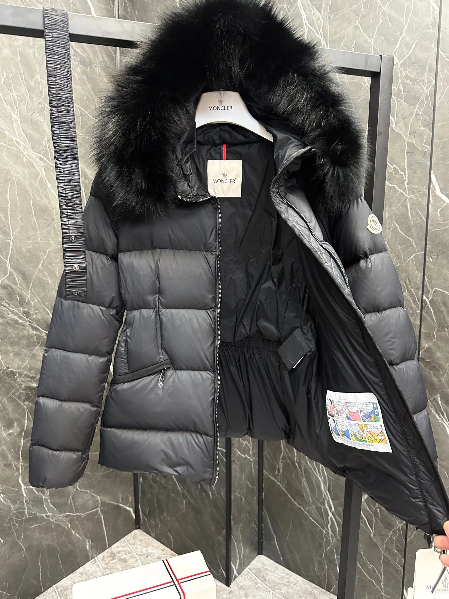 P980 Top foreign trade Moncler 2024 new color matching Boed women's short style Boed women's down is made of longue saison fabric, embellished with fur trim, providing warm care. (⚠️Fox fur collar imported from Finland, of course the fur collar needs to be larger to look good) Boed down has a soft silhouette design and is equipped with an exquisite belt to create a sophisticated and elegant winter look. Made of longue saison fabric with wool trim on the hood. Details •Made from longue saison fabric •Longue saison lining •Filled with down •Hood with removable fleece trim •Two-way zipper closure •Elasticated waistband with patented snap buttons •Zip closure lateral pockets with grosgrain piping •Adjustable elastic cuffs Size: 1-4 Women's
