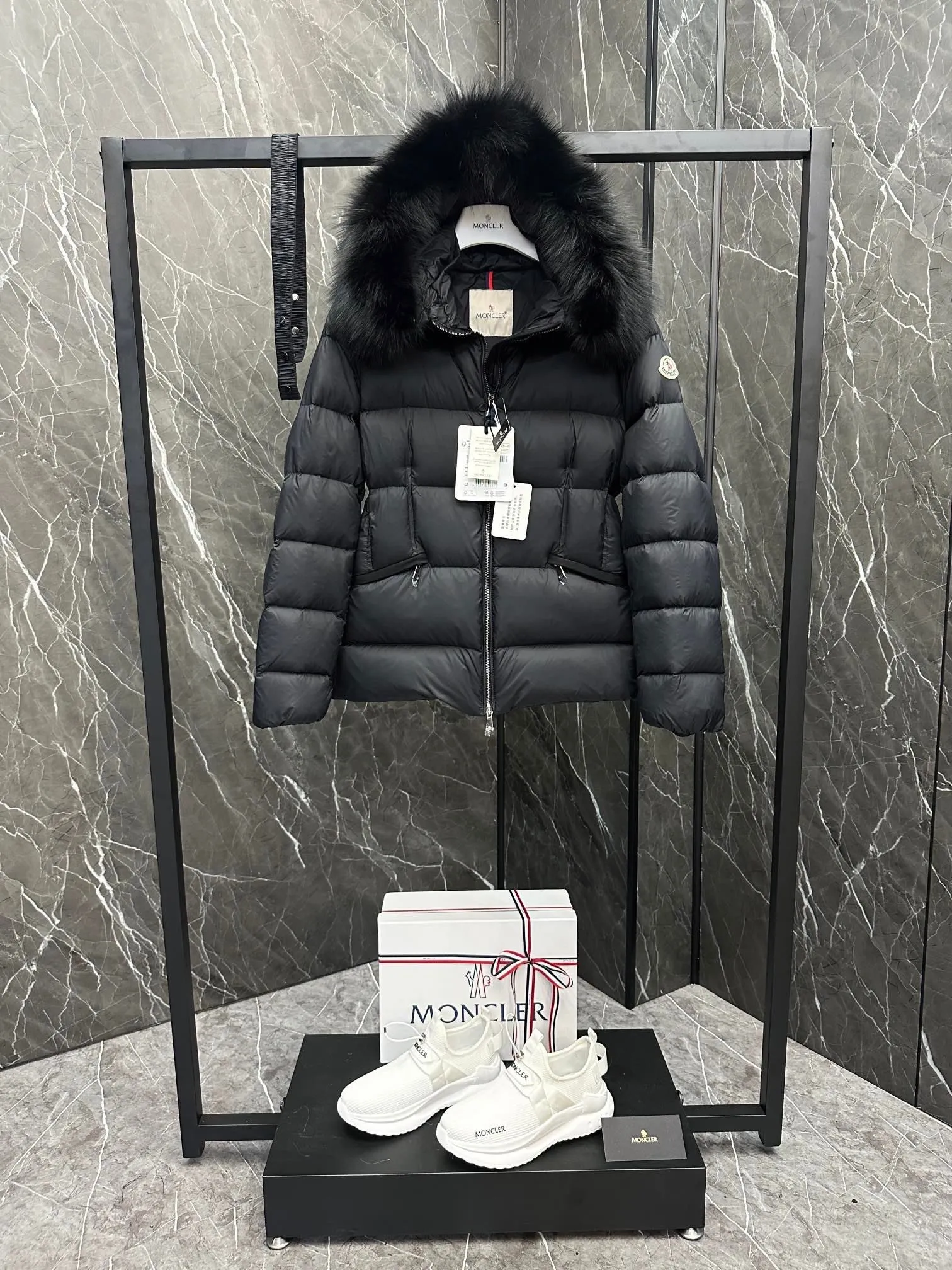 P980 Top foreign trade Moncler 2024 new color matching Boed women's short style Boed women's down is made of longue saison fabric, embellished with fur trim, providing warm care. (⚠️Fox fur collar imported from Finland, of course the fur collar needs to be larger to look good) Boed down has a soft silhouette design and is equipped with an exquisite belt to create a sophisticated and elegant winter look. Made of longue saison fabric with wool trim on the hood. Details •Made from longue saison fabric •Longue saison lining •Filled with down •Hood with removable fleece trim •Two-way zipper closure •Elasticated waistband with patented snap buttons •Zip closure lateral pockets with grosgrain piping •Adjustable elastic cuffs Size: 1-4 Women's