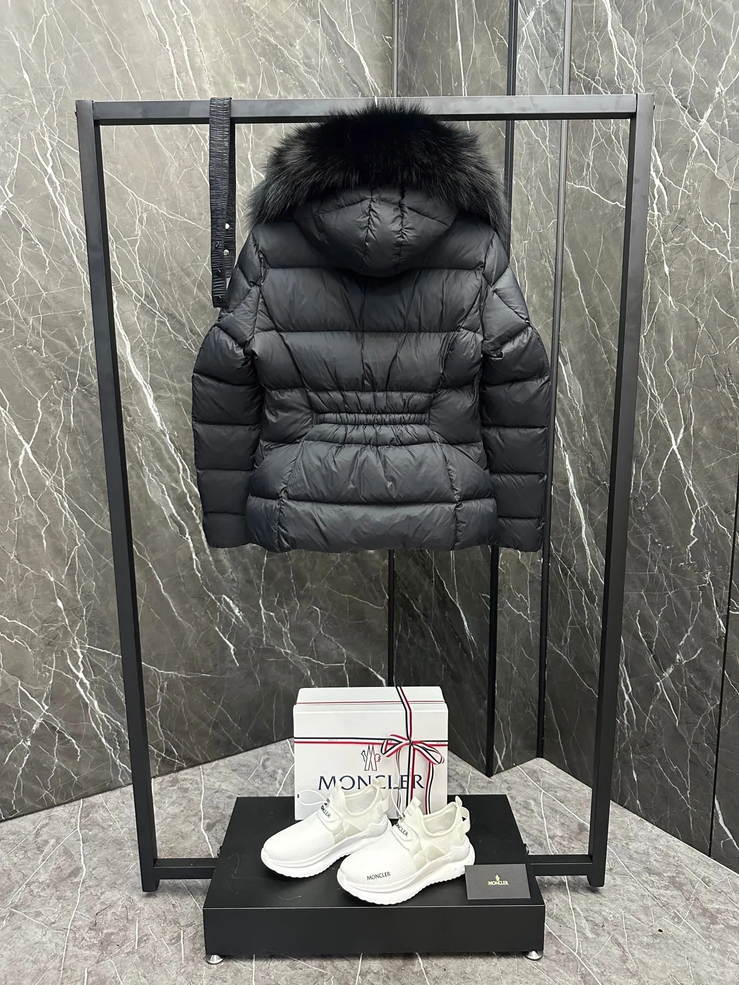 P980 Top foreign trade Moncler 2024 new color matching Boed women's short style Boed women's down is made of longue saison fabric, embellished with fur trim, providing warm care. (⚠️Fox fur collar imported from Finland, of course the fur collar needs to be larger to look good) Boed down has a soft silhouette design and is equipped with an exquisite belt to create a sophisticated and elegant winter look. Made of longue saison fabric with wool trim on the hood. Details •Made from longue saison fabric •Longue saison lining •Filled with down •Hood with removable fleece trim •Two-way zipper closure •Elasticated waistband with patented snap buttons •Zip closure lateral pockets with grosgrain piping •Adjustable elastic cuffs Size: 1-4 Women's