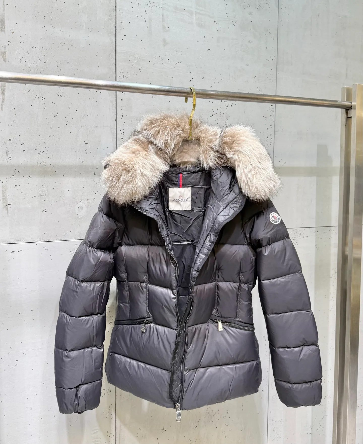 P1040 Moncler Boed short women's down jacket 🌟 The Boed down jacket is designed with a feminine silhouette and is equipped with a delicate belt to create a sophisticated and elegant winter look. This hooded down jacket is made from longue saison fabric and features a luxurious, rich fox fur collar. Cold protection and beauty coexist, black, white, coffee and military green, size 1234