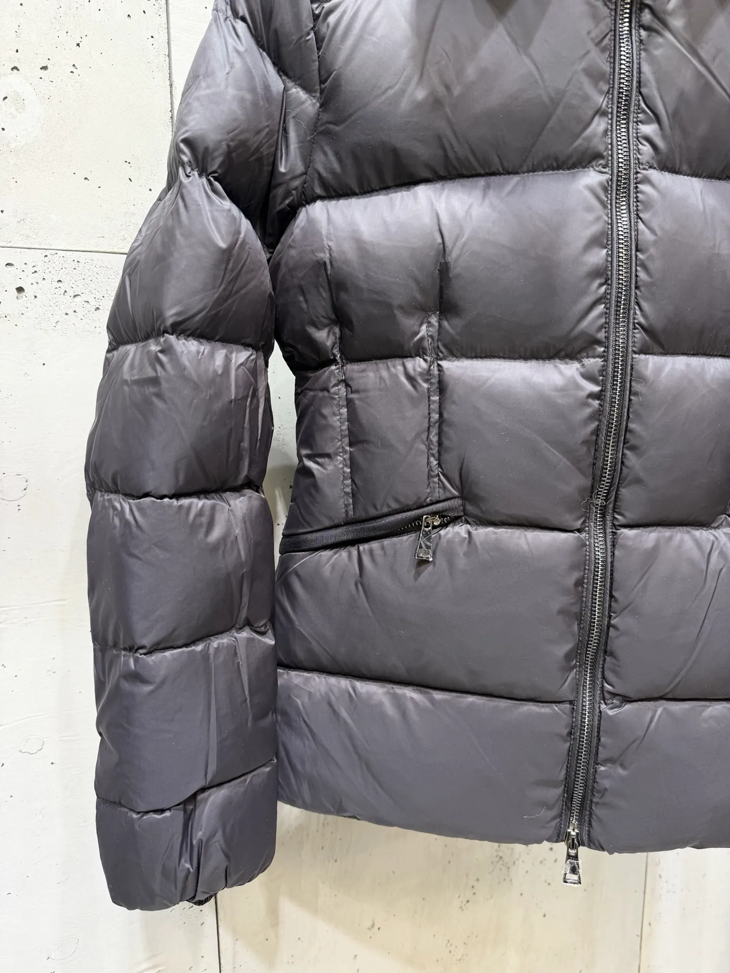 P1040 Moncler Boed short women's down jacket 🌟 The Boed down jacket is designed with a feminine silhouette and is equipped with a delicate belt to create a sophisticated and elegant winter look. This hooded down jacket is made from longue saison fabric and features a luxurious, rich fox fur collar. Cold protection and beauty coexist, black, white, coffee and military green, size 1234