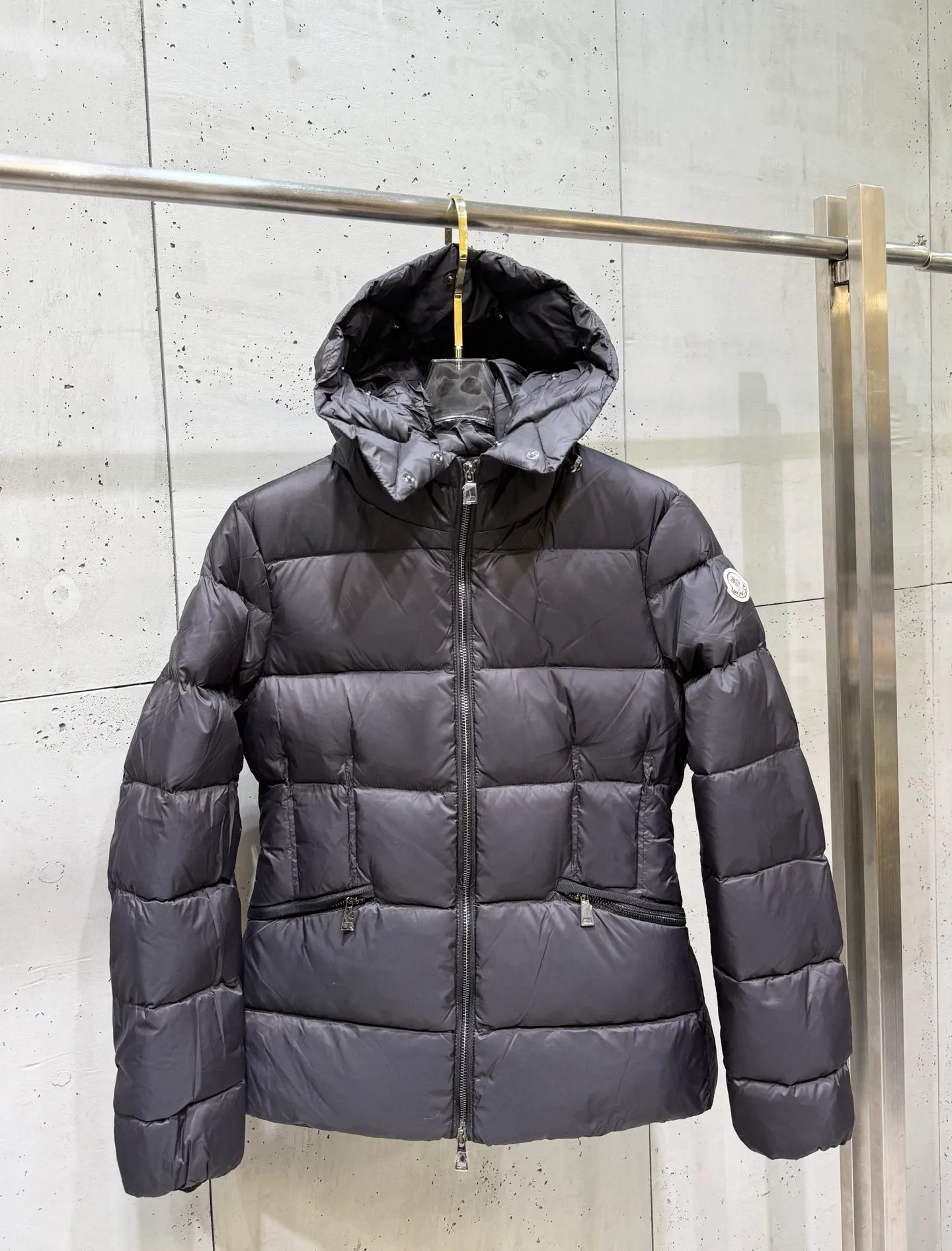 P1040 Moncler Boed short women's down jacket 🌟 The Boed down jacket is designed with a feminine silhouette and is equipped with a delicate belt to create a sophisticated and elegant winter look. This hooded down jacket is made from longue saison fabric and features a luxurious, rich fox fur collar. Cold protection and beauty coexist, black, white, coffee and military green, size 1234