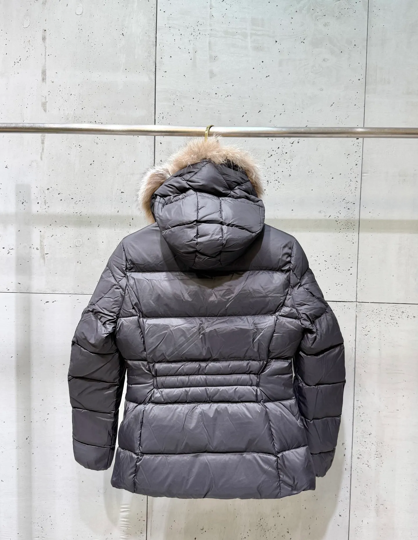 P1040 Moncler Boed short women's down jacket 🌟 The Boed down jacket is designed with a feminine silhouette and is equipped with a delicate belt to create a sophisticated and elegant winter look. This hooded down jacket is made from longue saison fabric and features a luxurious, rich fox fur collar. Cold protection and beauty coexist, black, white, coffee and military green, size 1234