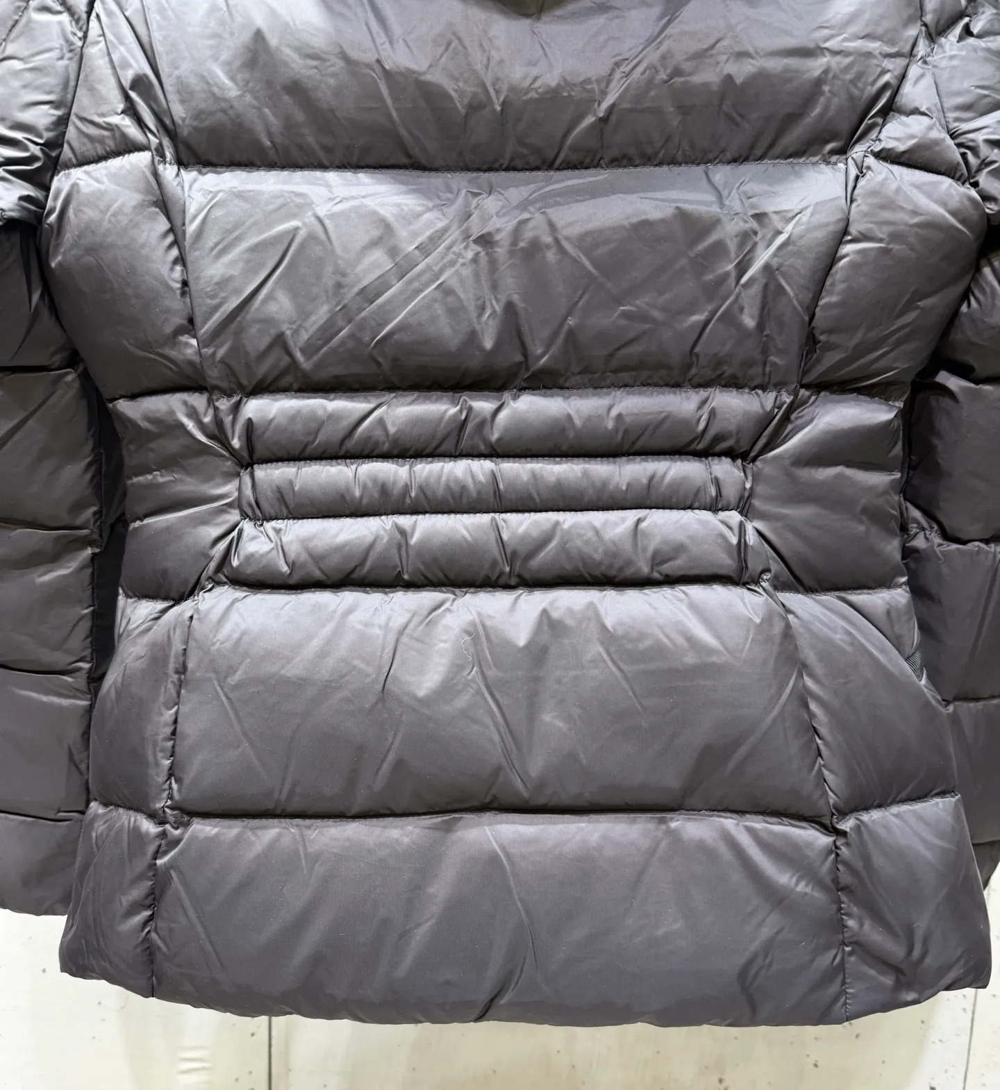 P1040 Moncler Boed short women's down jacket 🌟 The Boed down jacket is designed with a feminine silhouette and is equipped with a delicate belt to create a sophisticated and elegant winter look. This hooded down jacket is made from longue saison fabric and features a luxurious, rich fox fur collar. Cold protection and beauty coexist, black, white, coffee and military green, size 1234