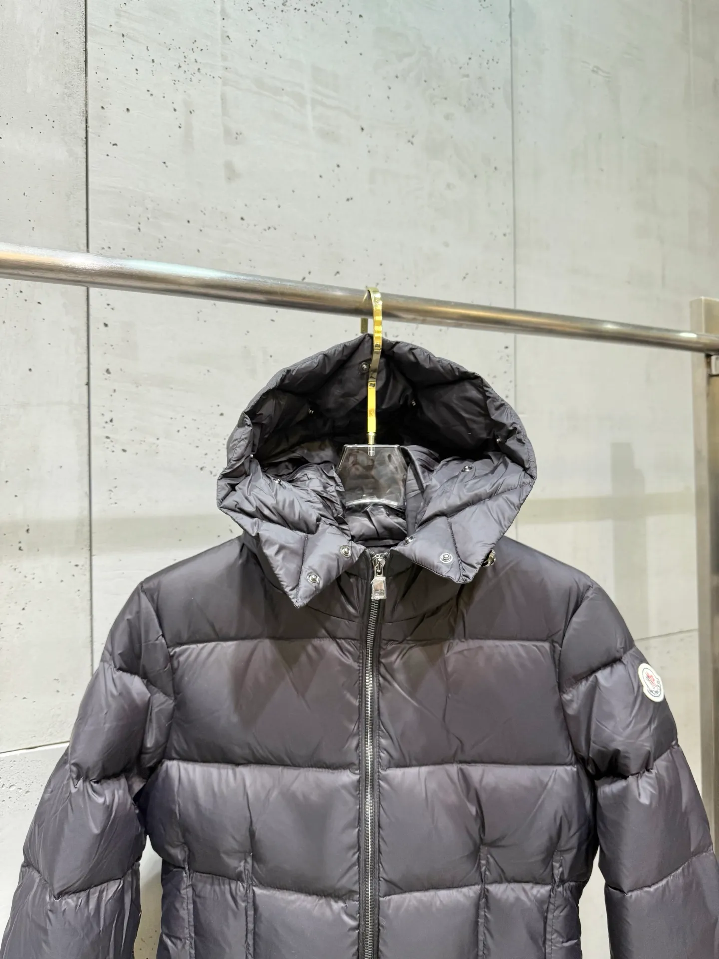 P1040 Moncler Boed short women's down jacket 🌟 The Boed down jacket is designed with a feminine silhouette and is equipped with a delicate belt to create a sophisticated and elegant winter look. This hooded down jacket is made from longue saison fabric and features a luxurious, rich fox fur collar. Cold protection and beauty coexist, black, white, coffee and military green, size 1234