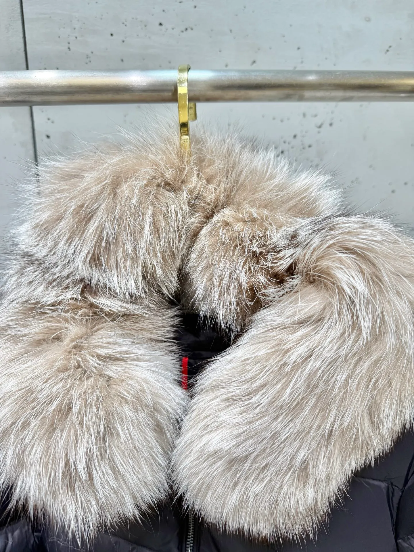 P1040 Moncler Boed short women's down jacket 🌟 The Boed down jacket is designed with a feminine silhouette and is equipped with a delicate belt to create a sophisticated and elegant winter look. This hooded down jacket is made from longue saison fabric and features a luxurious, rich fox fur collar. Cold protection and beauty coexist, black, white, coffee and military green, size 1234