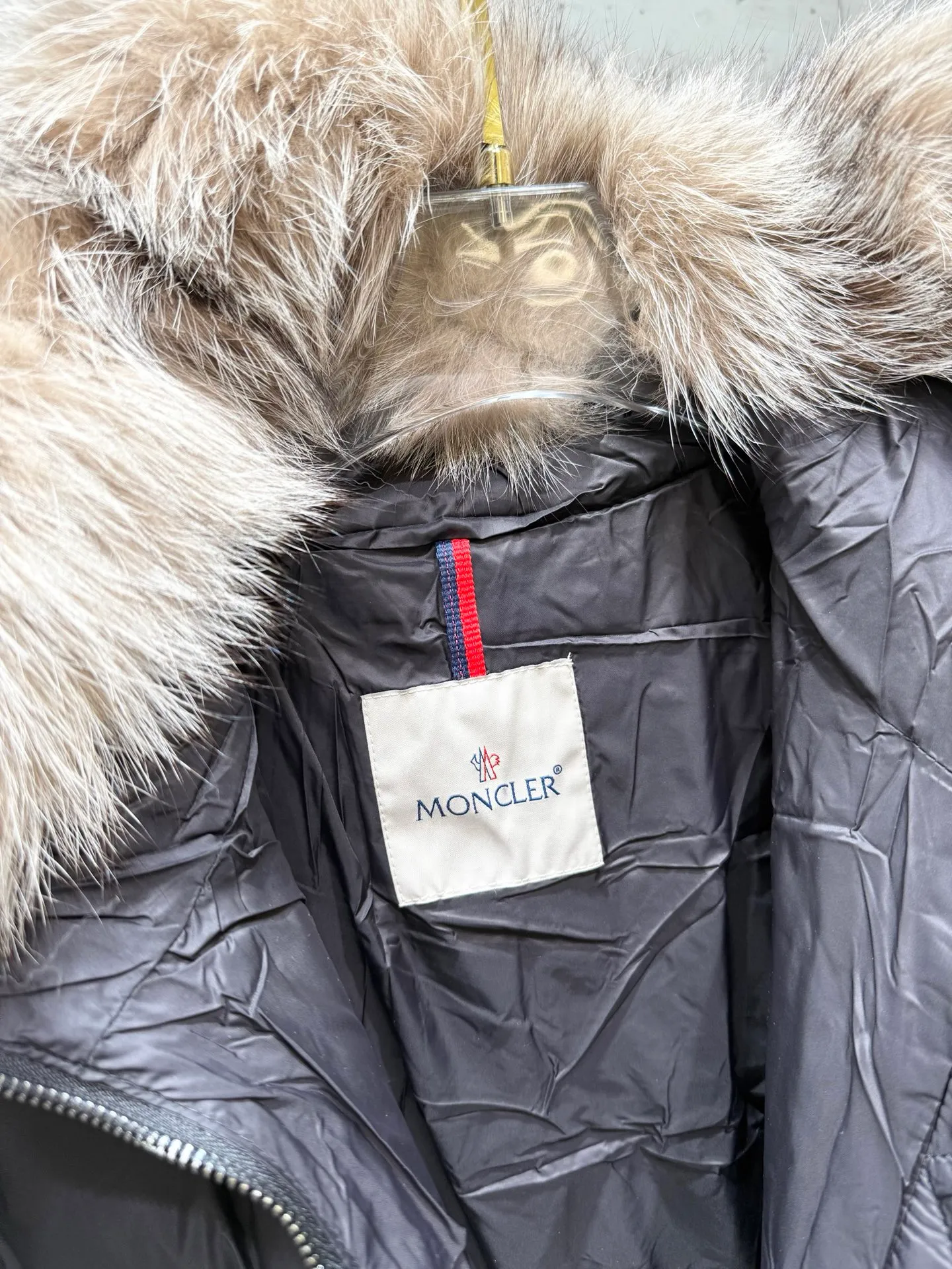 P1040 Moncler Boed short women's down jacket 🌟 The Boed down jacket is designed with a feminine silhouette and is equipped with a delicate belt to create a sophisticated and elegant winter look. This hooded down jacket is made from longue saison fabric and features a luxurious, rich fox fur collar. Cold protection and beauty coexist, black, white, coffee and military green, size 1234
