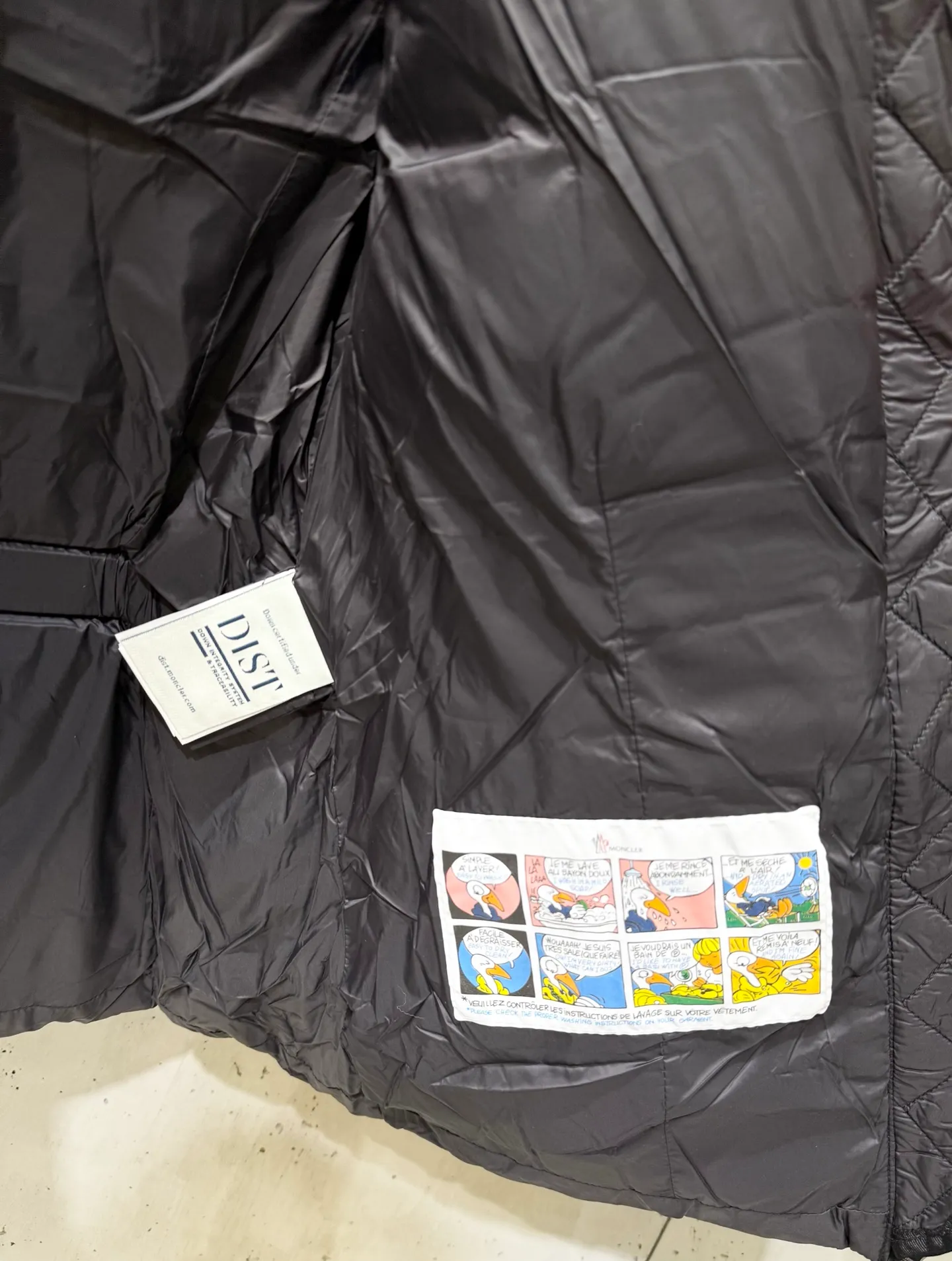 P1040 Moncler Boed short women's down jacket 🌟 The Boed down jacket is designed with a feminine silhouette and is equipped with a delicate belt to create a sophisticated and elegant winter look. This hooded down jacket is made from longue saison fabric and features a luxurious, rich fox fur collar. Cold protection and beauty coexist, black, white, coffee and military green, size 1234