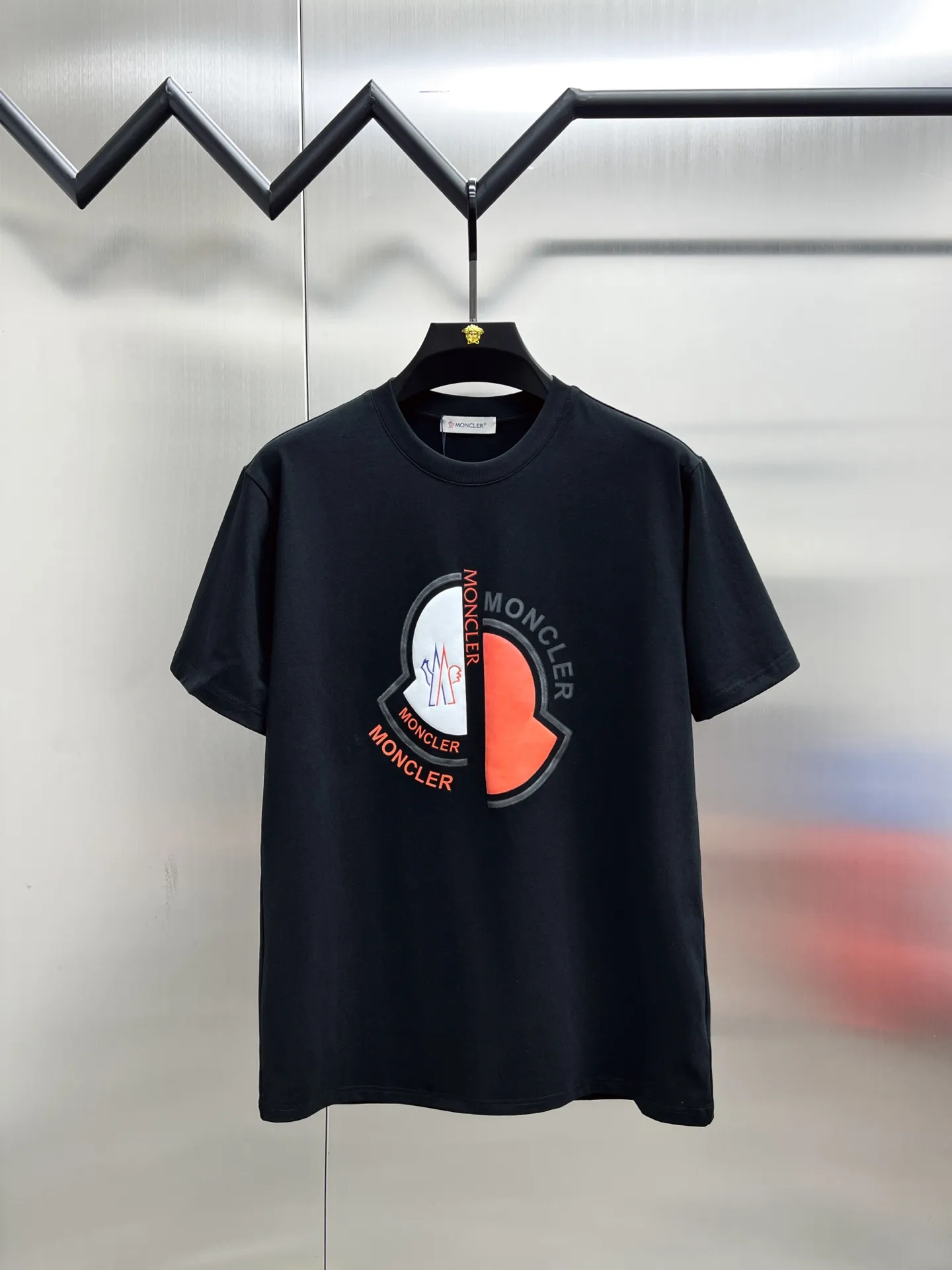 P220 Moncler🌟New debut counter latest short-sleeved round neck T-shirt, high-end customized design, avant-garde and fashionable! The brand logo emphasizes craftsmanship and is designed with high-end custom fabrics. Soft to the touch. Comfortable to wear. Exquisite stitching at the counter level. Fine workmanship. The upper body effect is incomparably handsome! A must-have item for a stylish man! 🐎🐎Size: M-XXL (size chart in the last picture)