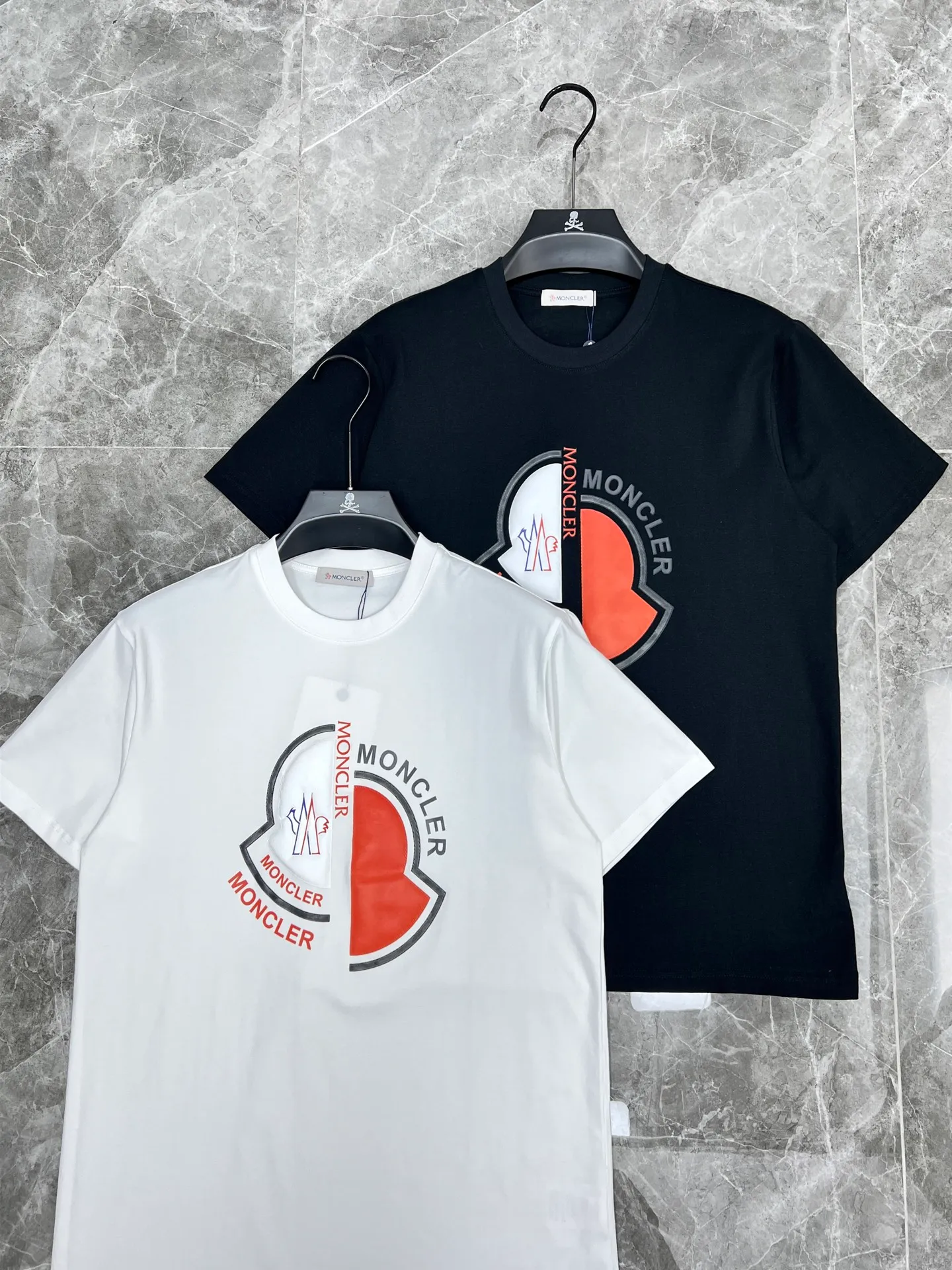 P220 Moncler🌟New debut counter latest short-sleeved round neck T-shirt, high-end customized design, avant-garde and fashionable! The brand logo emphasizes craftsmanship and is designed with high-end custom fabrics. Soft to the touch. Comfortable to wear. Exquisite stitching at the counter level. Fine workmanship. The upper body effect is incomparably handsome! A must-have item for a stylish man! 🐎🐎Size: M-XXL (size chart in the last picture)
