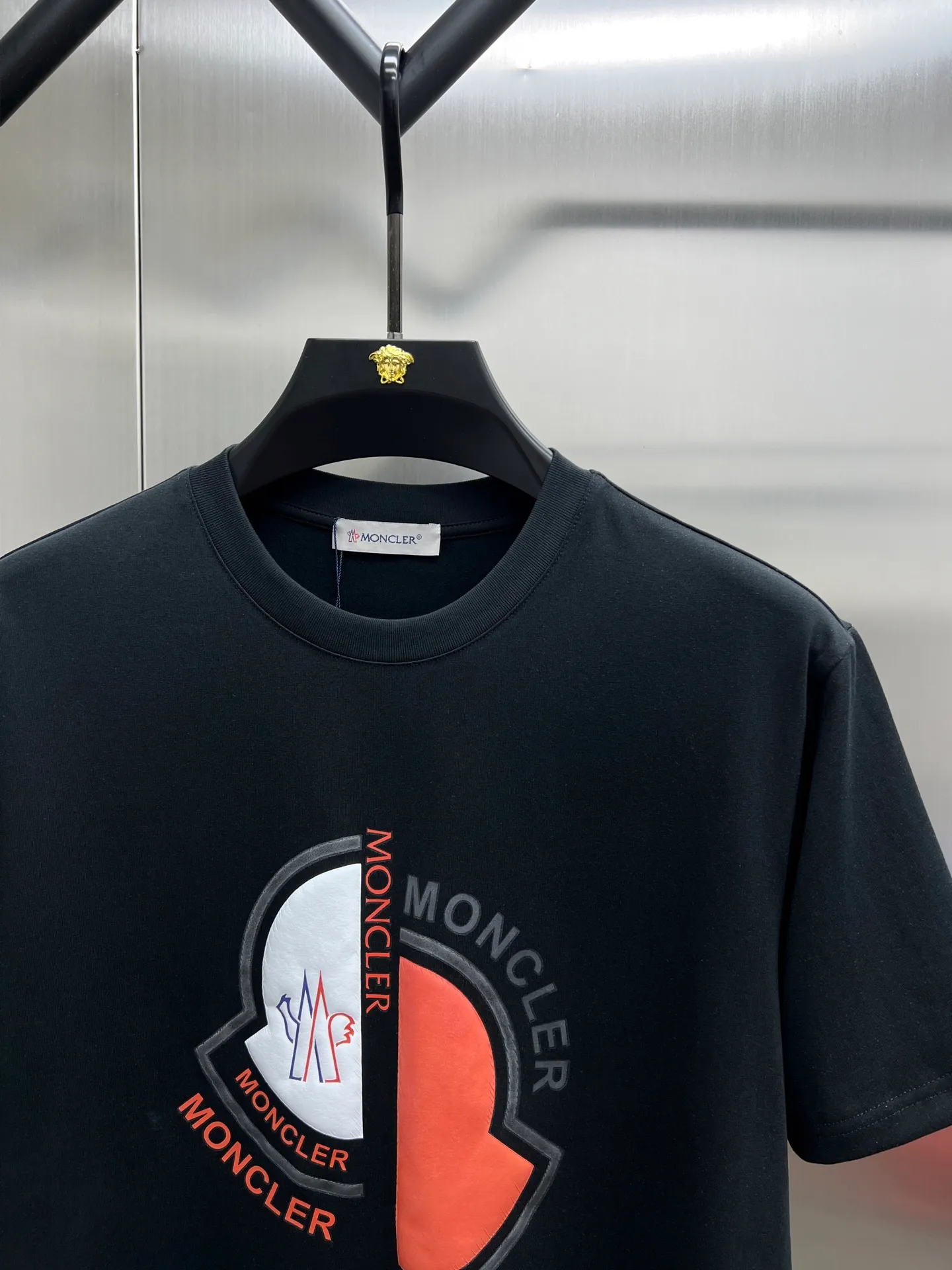 P220 Moncler🌟New debut counter latest short-sleeved round neck T-shirt, high-end customized design, avant-garde and fashionable! The brand logo emphasizes craftsmanship and is designed with high-end custom fabrics. Soft to the touch. Comfortable to wear. Exquisite stitching at the counter level. Fine workmanship. The upper body effect is incomparably handsome! A must-have item for a stylish man! 🐎🐎Size: M-XXL (size chart in the last picture)