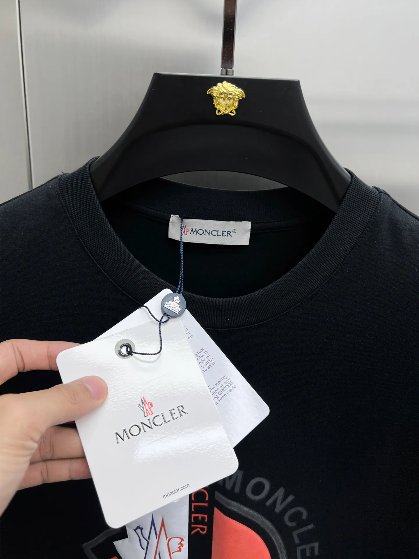 P220 Moncler🌟New debut counter latest short-sleeved round neck T-shirt, high-end customized design, avant-garde and fashionable! The brand logo emphasizes craftsmanship and is designed with high-end custom fabrics. Soft to the touch. Comfortable to wear. Exquisite stitching at the counter level. Fine workmanship. The upper body effect is incomparably handsome! A must-have item for a stylish man! 🐎🐎Size: M-XXL (size chart in the last picture)