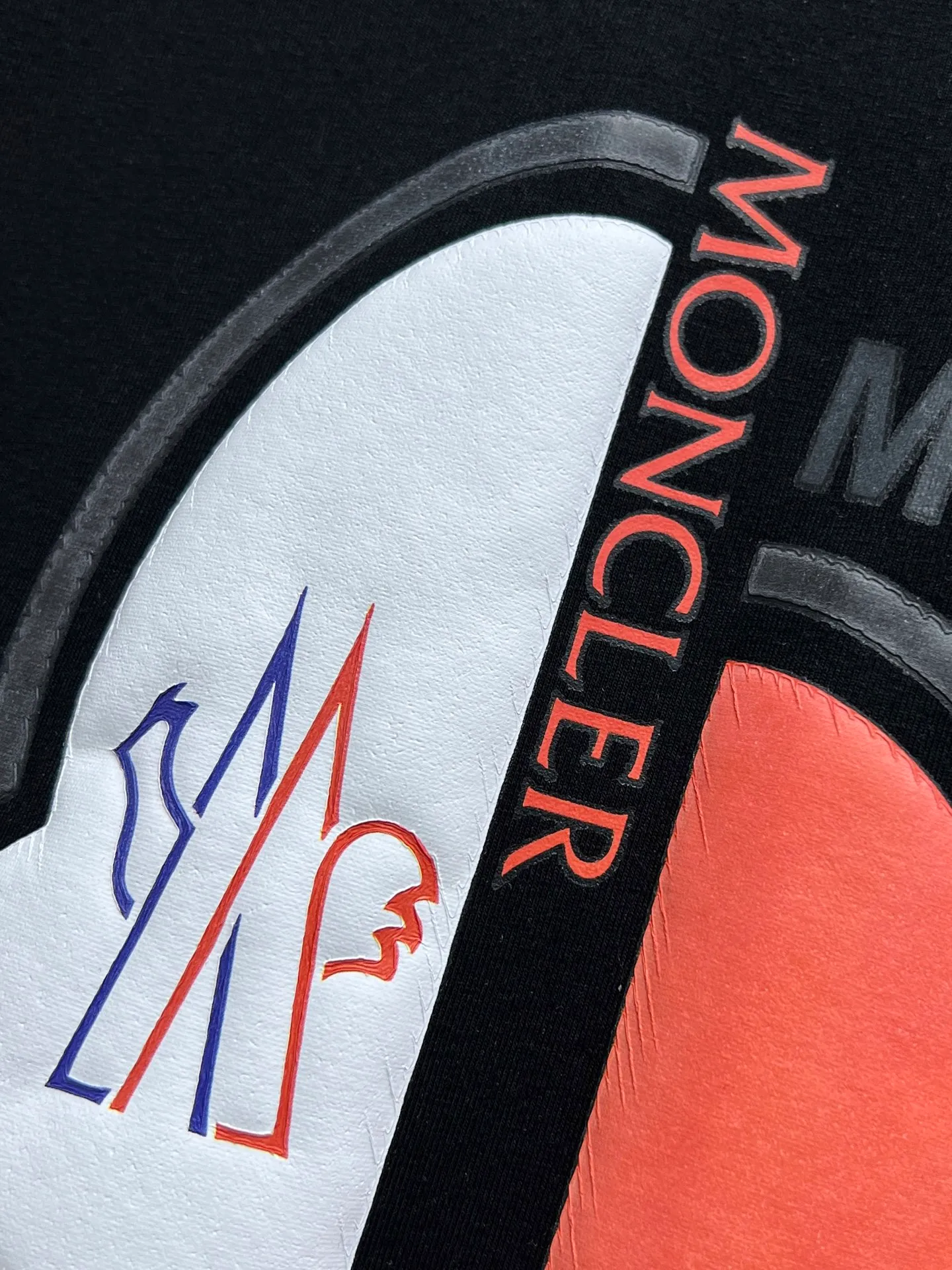 P220 Moncler🌟New debut counter latest short-sleeved round neck T-shirt, high-end customized design, avant-garde and fashionable! The brand logo emphasizes craftsmanship and is designed with high-end custom fabrics. Soft to the touch. Comfortable to wear. Exquisite stitching at the counter level. Fine workmanship. The upper body effect is incomparably handsome! A must-have item for a stylish man! 🐎🐎Size: M-XXL (size chart in the last picture)