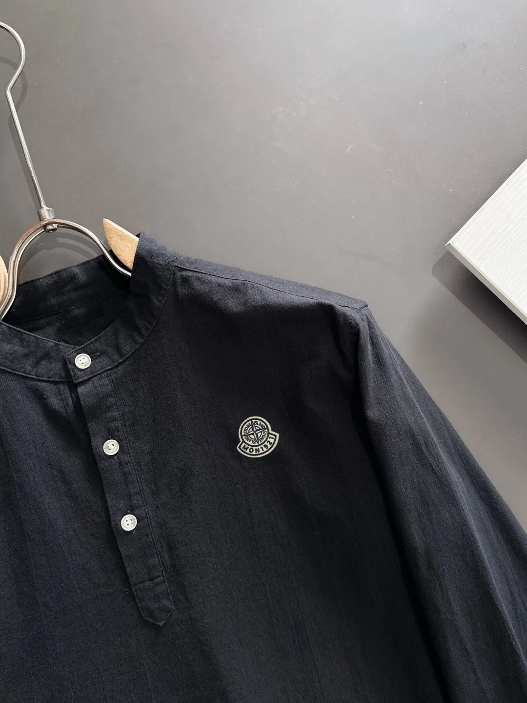Next day shipment P360 MONCLER/Mongolian joint Stone Island Exclusive launch of 25ss new autumn and winter long sleeves Many celebrities have the same style. Craftsmanship that ordinary small workshops cannot copy. We are not afraid of any challenges in terms of materials, detail restoration and craftsmanship, just to provide you with wonderful products. Compare the top original versions at will. No expense is spared just to make it better. Unique imported fabric feel. Purely imported German machine production. Precision operation and 10,000-needle density. A complete set of new accessories with three standards for simultaneous customization. The upper body is versatile and fashionable. It is a perfect choice for autumn and winter. It is a must-have item. Size chart: M to XXXL (or please state your height and weight when placing an order)