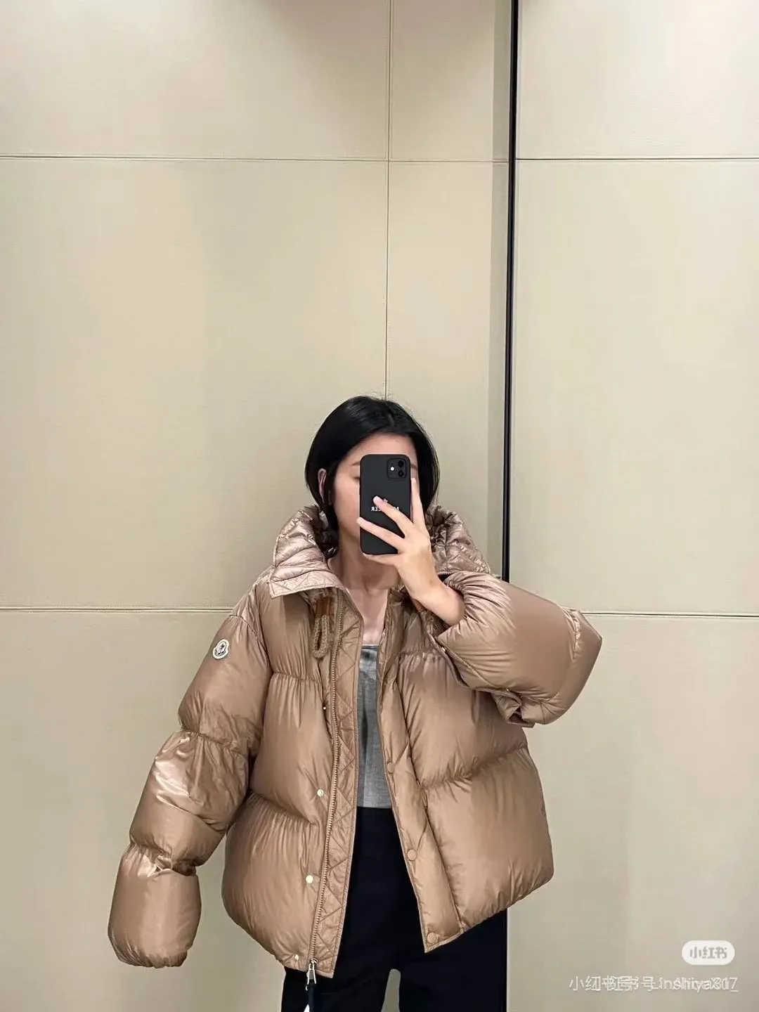 P920 Style number: Y122 Moncler Borey hooded down jacket m hood rope puff bread women's lightweight longue saison nylon down jacket, DIST certified, quilted design. Dropped shoulders, drawstring hood, and funnel neck for a casual and lazy look. Two-way zipper and snap button on the front, elastic hem and cuffs for better wind protection and warmth. The sleeves have hidden snap buttons that open and can be worn as a cape. 90 velvet filling. Color: black/coffee Size: 0/1/2