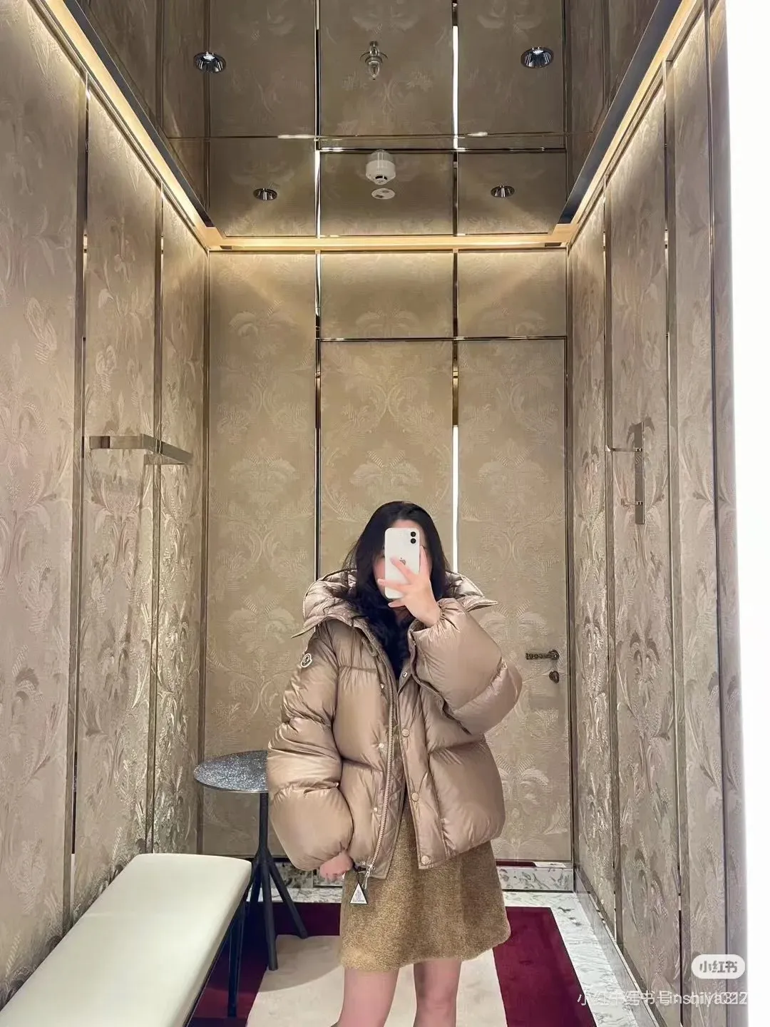 P920 Style number: Y122 Moncler Borey hooded down jacket m hood rope puff bread women's lightweight longue saison nylon down jacket, DIST certified, quilted design. Dropped shoulders, drawstring hood, and funnel neck for a casual and lazy look. Two-way zipper and snap button on the front, elastic hem and cuffs for better wind protection and warmth. The sleeves have hidden snap buttons that open and can be worn as a cape. 90 velvet filling. Color: black/coffee Size: 0/1/2