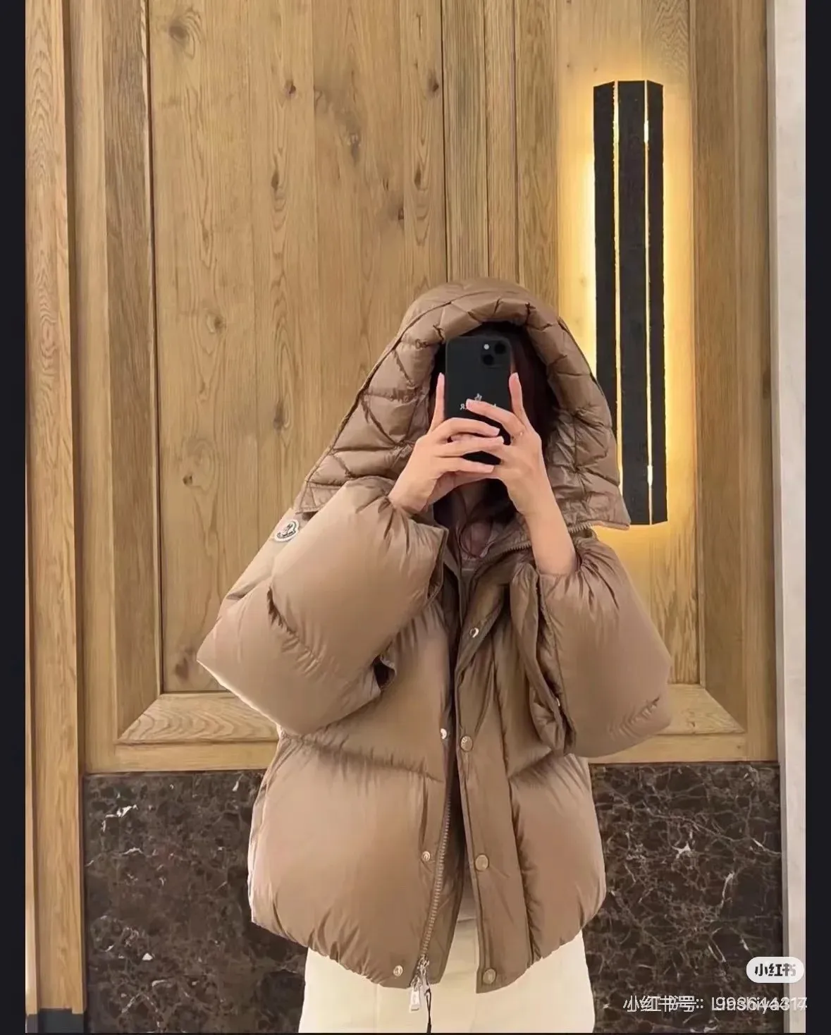 P920 Style number: Y122 Moncler Borey hooded down jacket m hood rope puff bread women's lightweight longue saison nylon down jacket, DIST certified, quilted design. Dropped shoulders, drawstring hood, and funnel neck for a casual and lazy look. Two-way zipper and snap button on the front, elastic hem and cuffs for better wind protection and warmth. The sleeves have hidden snap buttons that open and can be worn as a cape. 90 velvet filling. Color: black/coffee Size: 0/1/2