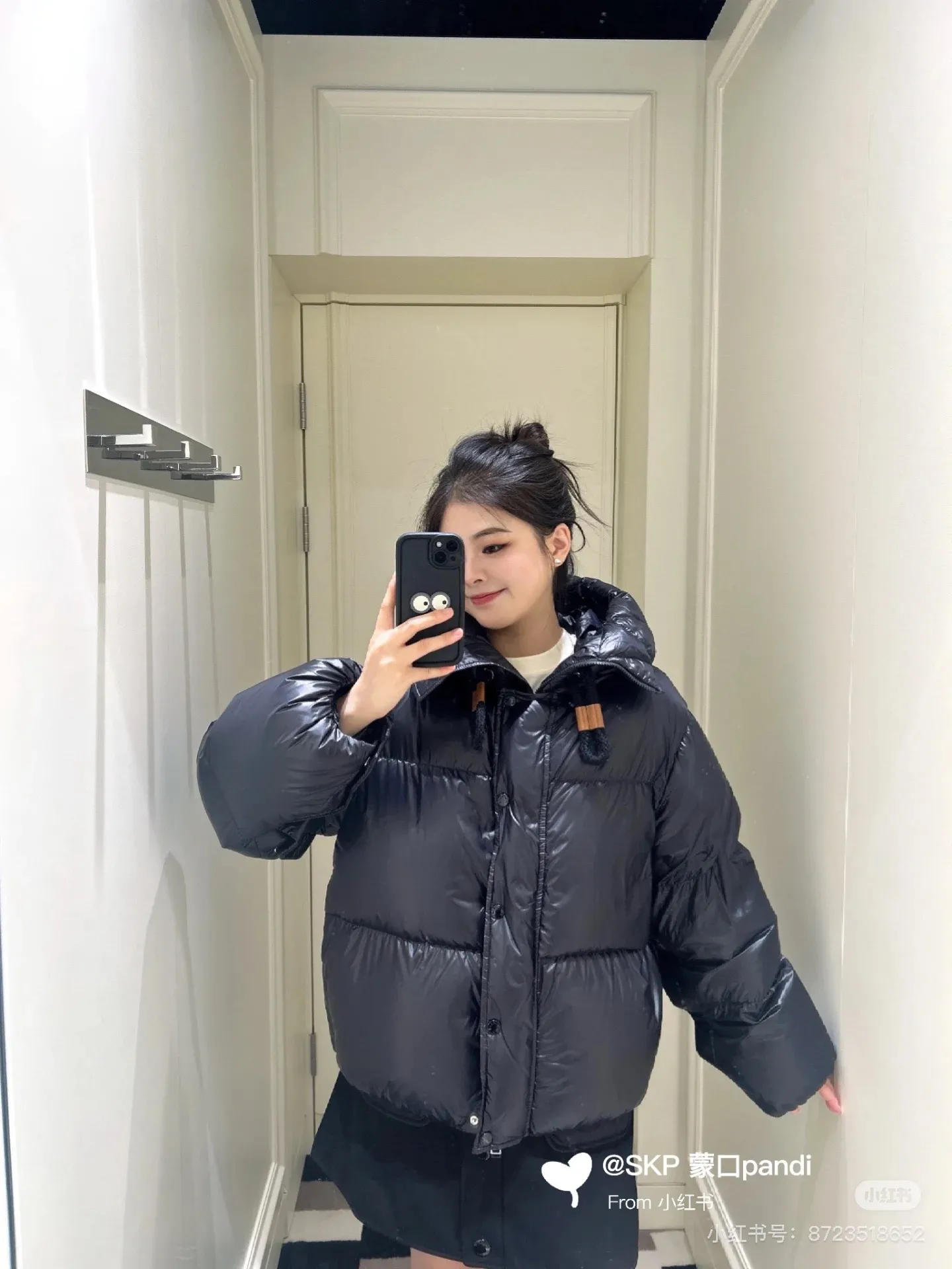 P920 Style number: Y122 Moncler Borey hooded down jacket m hood rope puff bread women's lightweight longue saison nylon down jacket, DIST certified, quilted design. Dropped shoulders, drawstring hood, and funnel neck for a casual and lazy look. Two-way zipper and snap button on the front, elastic hem and cuffs for better wind protection and warmth. The sleeves have hidden snap buttons that open and can be worn as a cape. 90 velvet filling. Color: black/coffee Size: 0/1/2
