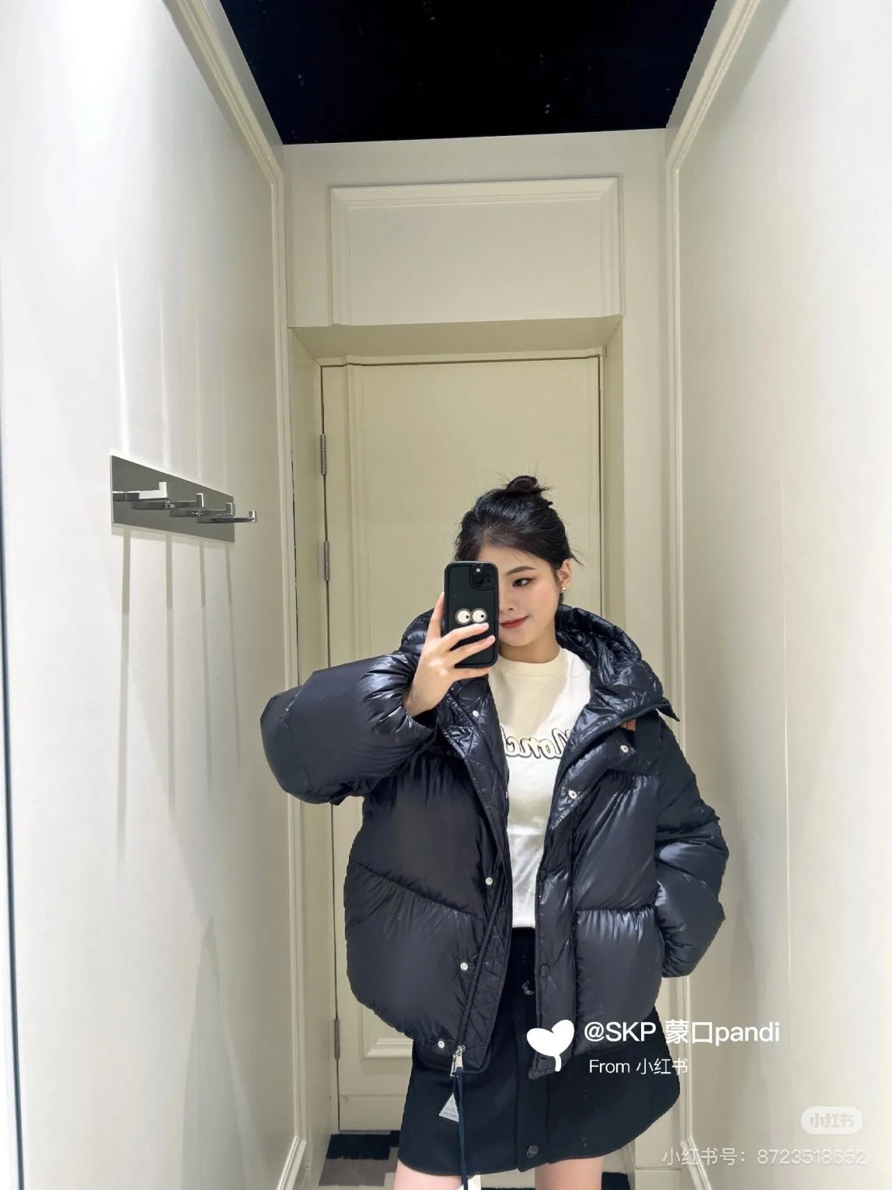 P920 Style number: Y122 Moncler Borey hooded down jacket m hood rope puff bread women's lightweight longue saison nylon down jacket, DIST certified, quilted design. Dropped shoulders, drawstring hood, and funnel neck for a casual and lazy look. Two-way zipper and snap button on the front, elastic hem and cuffs for better wind protection and warmth. The sleeves have hidden snap buttons that open and can be worn as a cape. 90 velvet filling. Color: black/coffee Size: 0/1/2