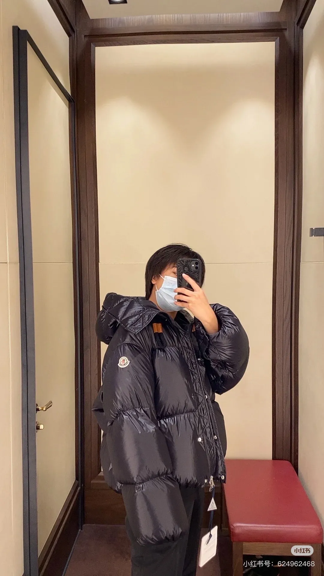 P920 Style number: Y122 Moncler Borey hooded down jacket m hood rope puff bread women's lightweight longue saison nylon down jacket, DIST certified, quilted design. Dropped shoulders, drawstring hood, and funnel neck for a casual and lazy look. Two-way zipper and snap button on the front, elastic hem and cuffs for better wind protection and warmth. The sleeves have hidden snap buttons that open and can be worn as a cape. 90 velvet filling. Color: black/coffee Size: 0/1/2