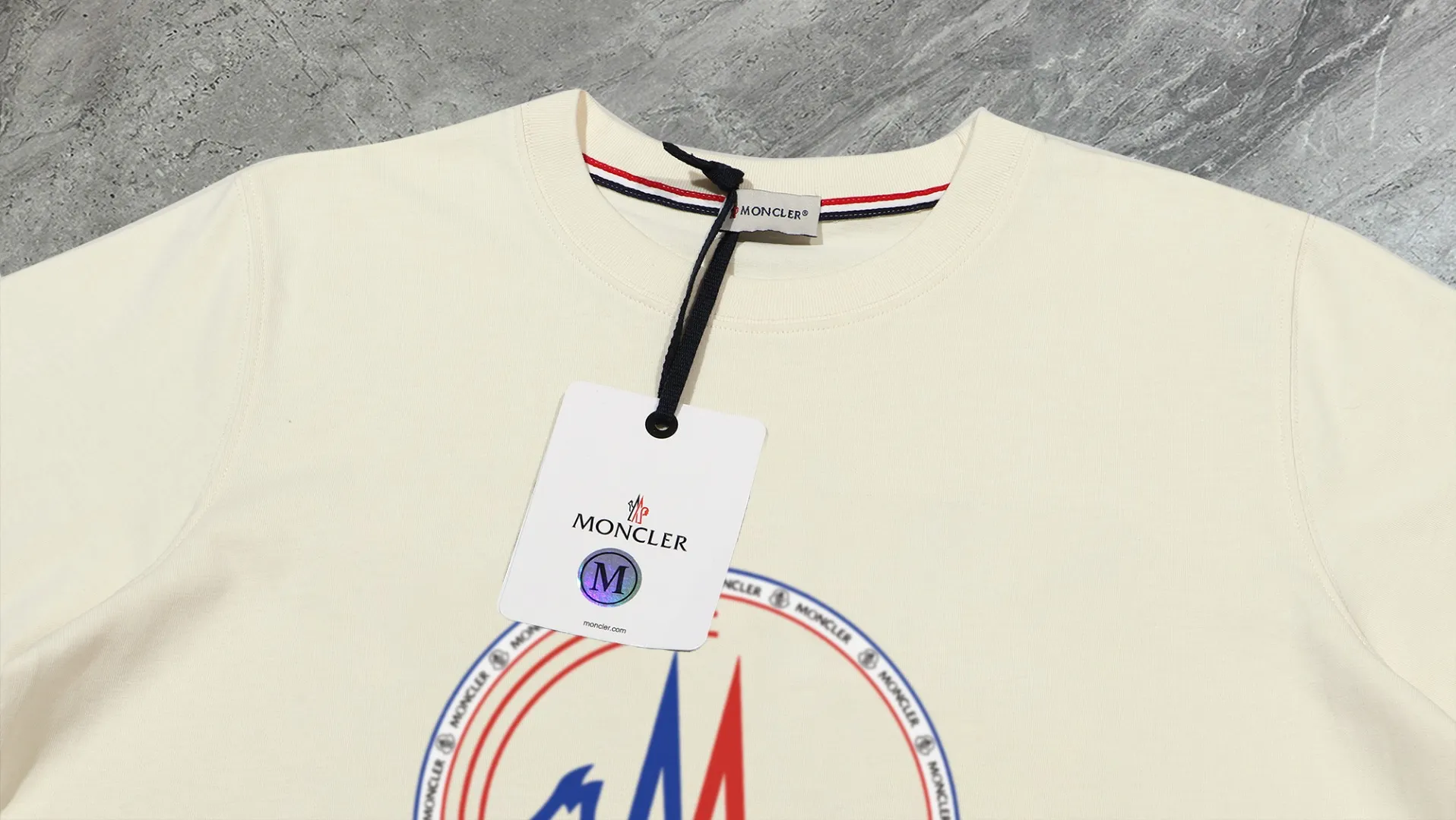 P210 High-version sweatshirt) [Long-term stock] 〖𝐌𝐎𝐍𝐂𝐋𝐄𝐑~Mask〗 Made of 440g heavy-weight fabric. It is different from the market currency. It can be matched with any variety and is properly handsome. 😎The whole dress is made of double waistcoats. The double waistcoats make the whole dress more three-dimensional. Not ordinary factories can do such fine work. 2025 Spring runway version of the T stage, on sale at the counter, round neck terry sweatshirt, high-end double-strand pure cotton, custom-made stretch ribs, dyed in the same vat, complete with three standards, matched with exquisite embroidered LOGO on the chest, simple and advanced, same style for men and women. Color: black, apricot, white, size: S M L XL 2XL