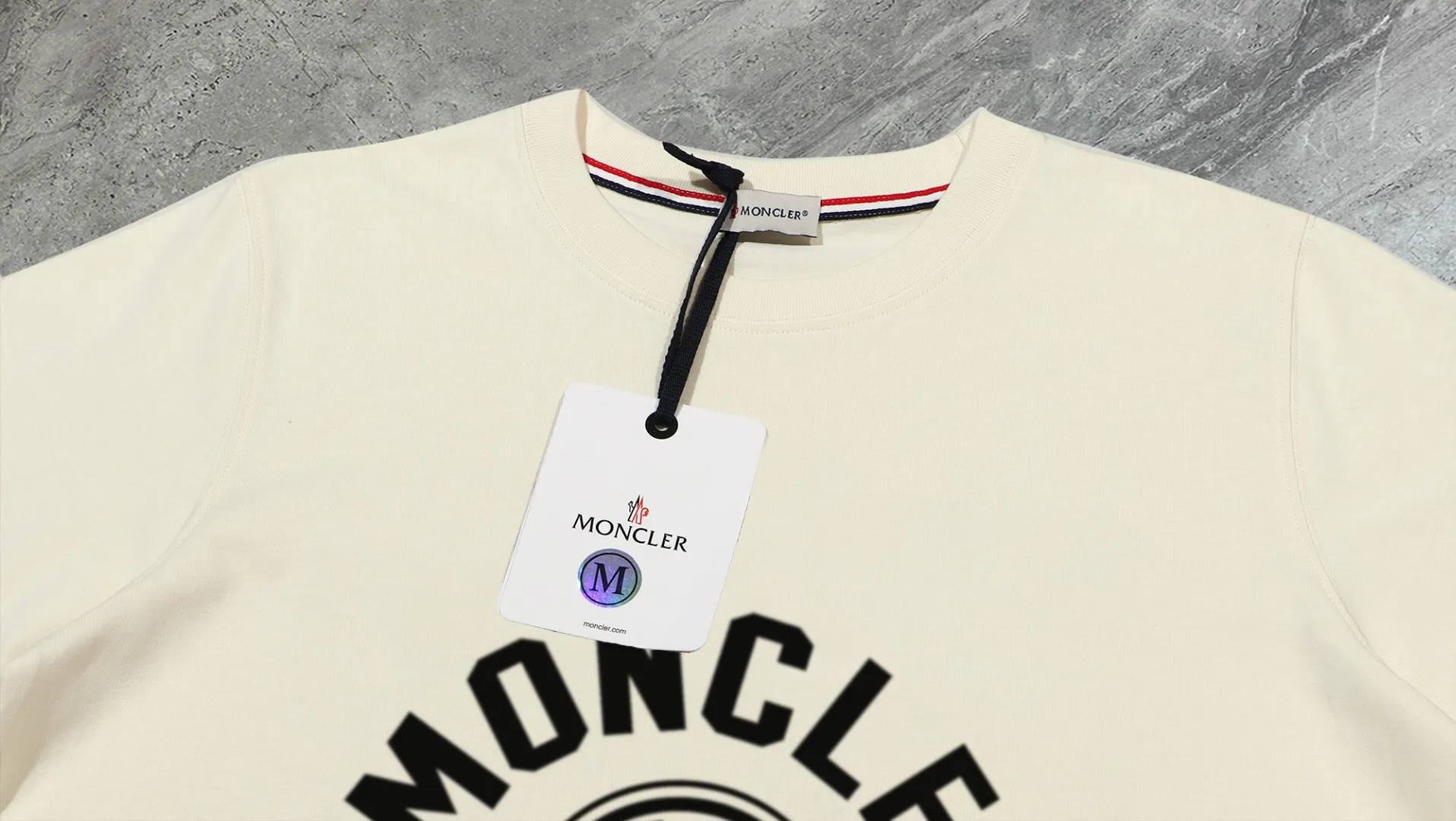 P210 High-version sweatshirt) [Long-term stock] 〖𝐌𝐎𝐍𝐂𝐋𝐄𝐑~Mask〗 Made of 440g heavy-weight fabric. It is different from the market currency. It can be matched with any variety and is properly handsome. 😎The whole dress is made of double waistcoats. The double waistcoats make the whole dress more three-dimensional. Not ordinary factories can do such fine work. 2025 Spring runway version of the T stage, on sale at the counter, round neck terry sweatshirt, high-end double-strand pure cotton, custom-made stretch ribs, dyed in the same vat, complete with three standards, matched with exquisite embroidered LOGO on the chest, simple and advanced, same style for men and women. Color: black, apricot, white, size: S M L XL 2XL