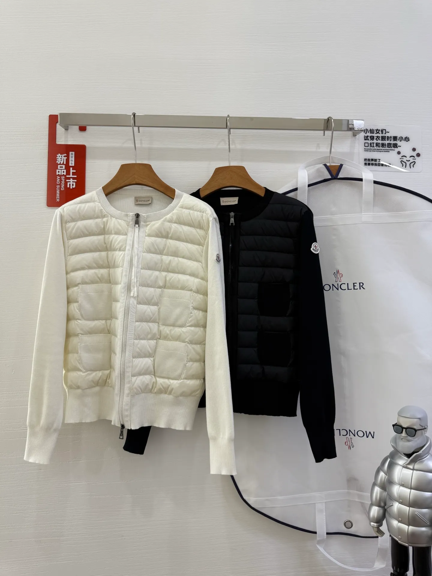 P700 Italian Moncler 25 style round neck spliced ​​down down four-pocket decoration zipper cardigan This cardigan is ideal for the season change and can be worn as a jacket when the weather is warmer. This zip-up style is made from comfortable merino wool and is filled with down at the front and collar for added warmth. •Made from merino wool •Longue saison village •Nylon front filled with down •Round neck •Zipper closure •Patch pockets Size: s.m.l.xl Color: Black·White