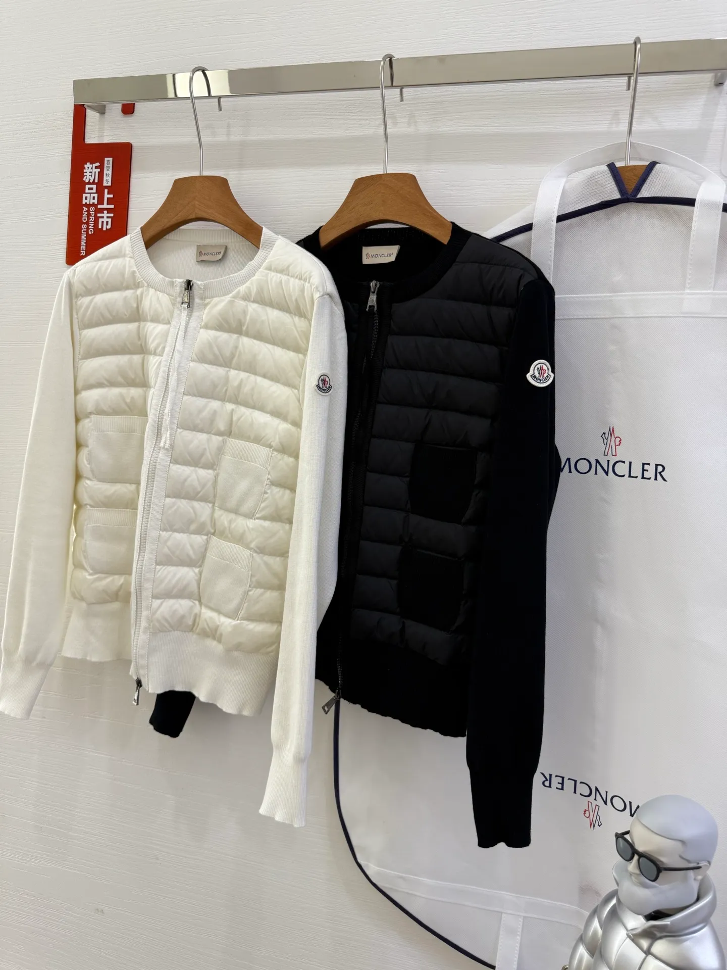 P700 Italian Moncler 25 style round neck spliced ​​down down four-pocket decoration zipper cardigan This cardigan is ideal for the season change and can be worn as a jacket when the weather is warmer. This zip-up style is made from comfortable merino wool and is filled with down at the front and collar for added warmth. •Made from merino wool •Longue saison village •Nylon front filled with down •Round neck •Zipper closure •Patch pockets Size: s.m.l.xl Color: Black·White