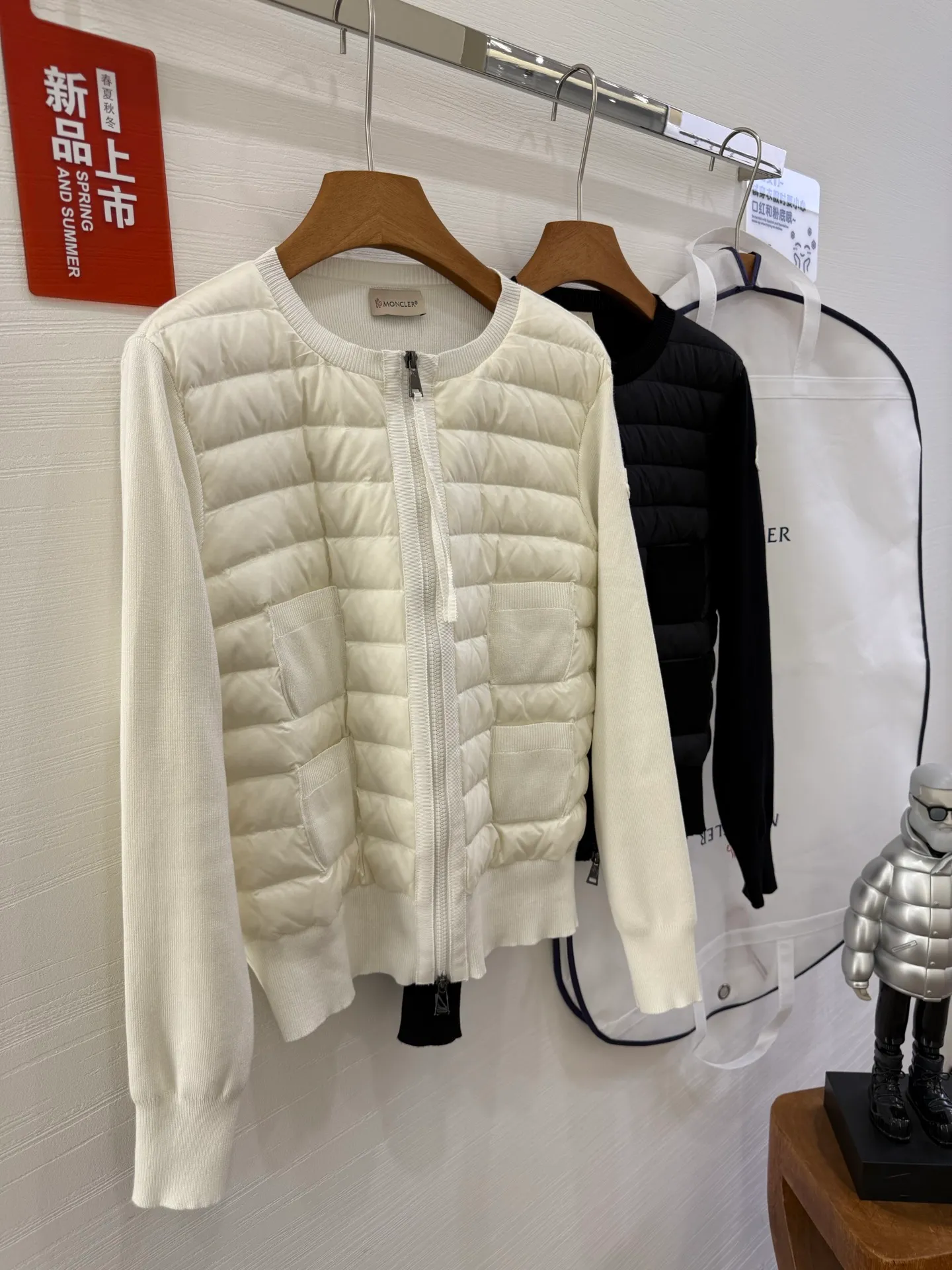 P700 Italian Moncler 25 style round neck spliced ​​down down four-pocket decoration zipper cardigan This cardigan is ideal for the season change and can be worn as a jacket when the weather is warmer. This zip-up style is made from comfortable merino wool and is filled with down at the front and collar for added warmth. •Made from merino wool •Longue saison village •Nylon front filled with down •Round neck •Zipper closure •Patch pockets Size: s.m.l.xl Color: Black·White