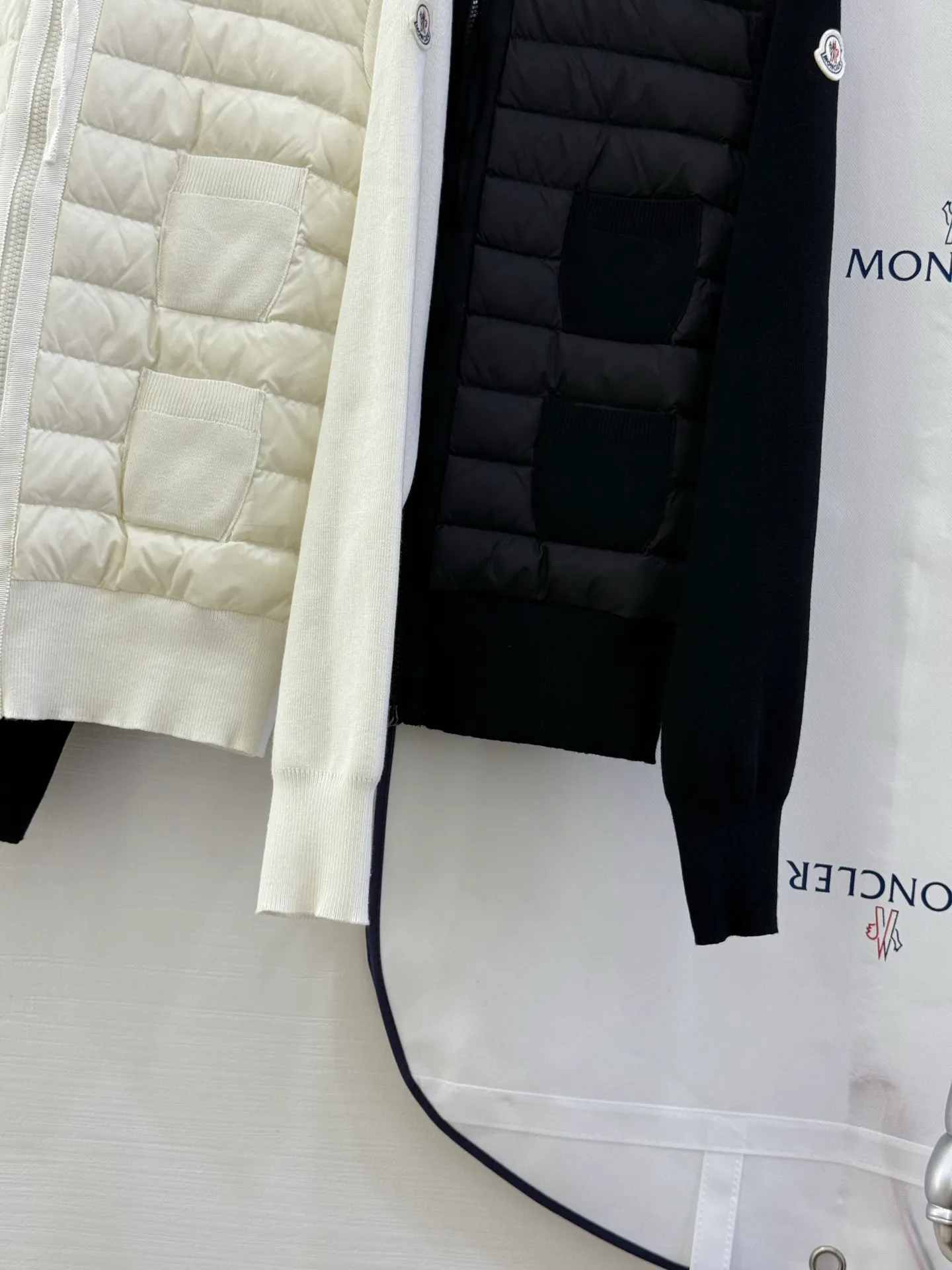 P700 Italian Moncler 25 style round neck spliced ​​down down four-pocket decoration zipper cardigan This cardigan is ideal for the season change and can be worn as a jacket when the weather is warmer. This zip-up style is made from comfortable merino wool and is filled with down at the front and collar for added warmth. •Made from merino wool •Longue saison village •Nylon front filled with down •Round neck •Zipper closure •Patch pockets Size: s.m.l.xl Color: Black·White