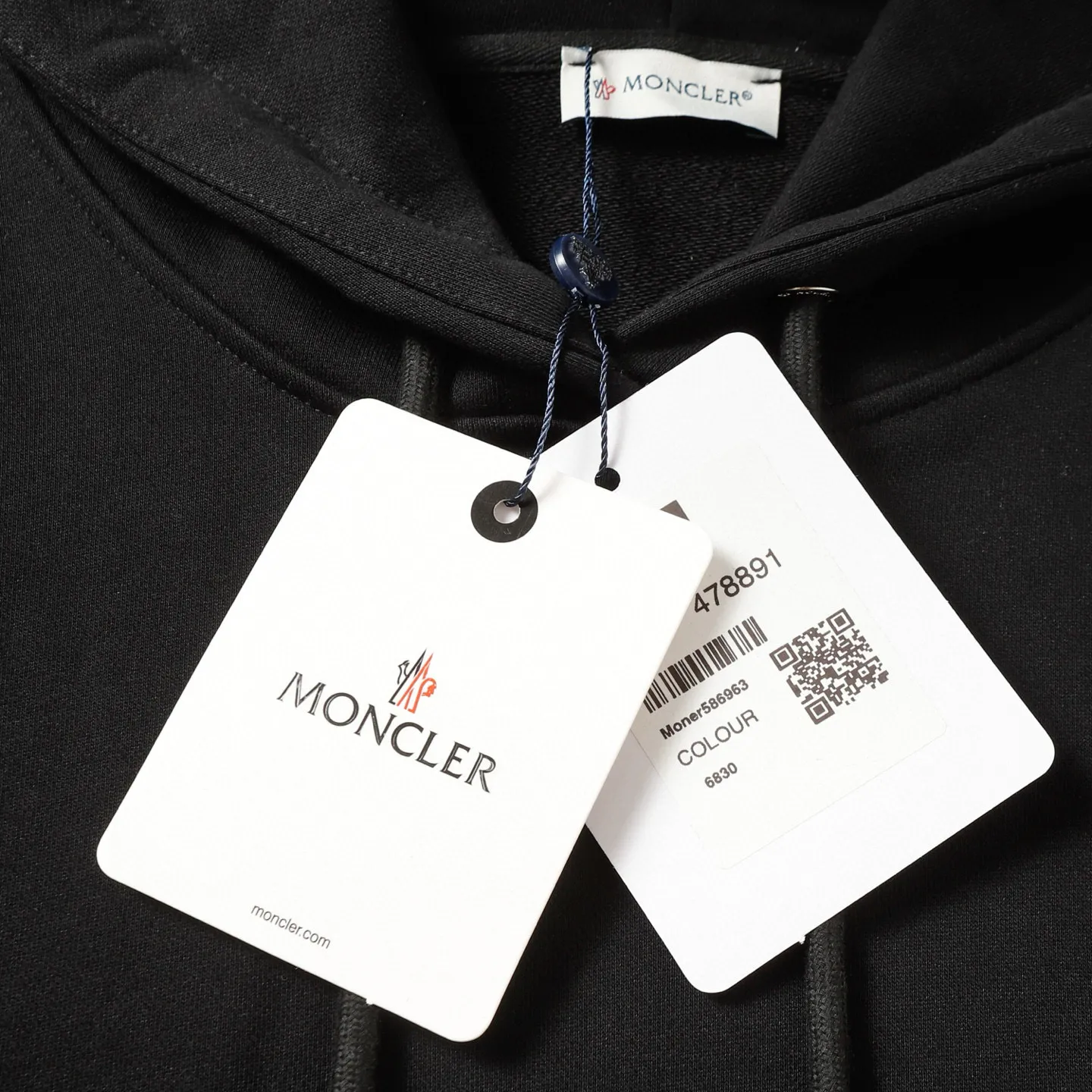 P228 Style number: 851 〈MONCLER〉Basic hooded sweatshirt for Mongolian mouth. The price of Mongolian sweatshirt is actually quite advantageous. Those who have been to the counters should know that the price of Mongolian hooded sweatshirt is not much cheaper than that of Gucci Burberry. It is just relatively low-key and unwilling to hype. It is a picture that you want to buy or not. The aloof existence... ✅Original custom-made with logo eyelets and hood ✅460g 100% cotton wool-eating fabric OS version is too big ✅Matched with the original high-weight double yarn thread ✅Correct three-needle and five-thread craftsmanship Chain edge Color: Black White Royal Blue Sky Blue Size S M L