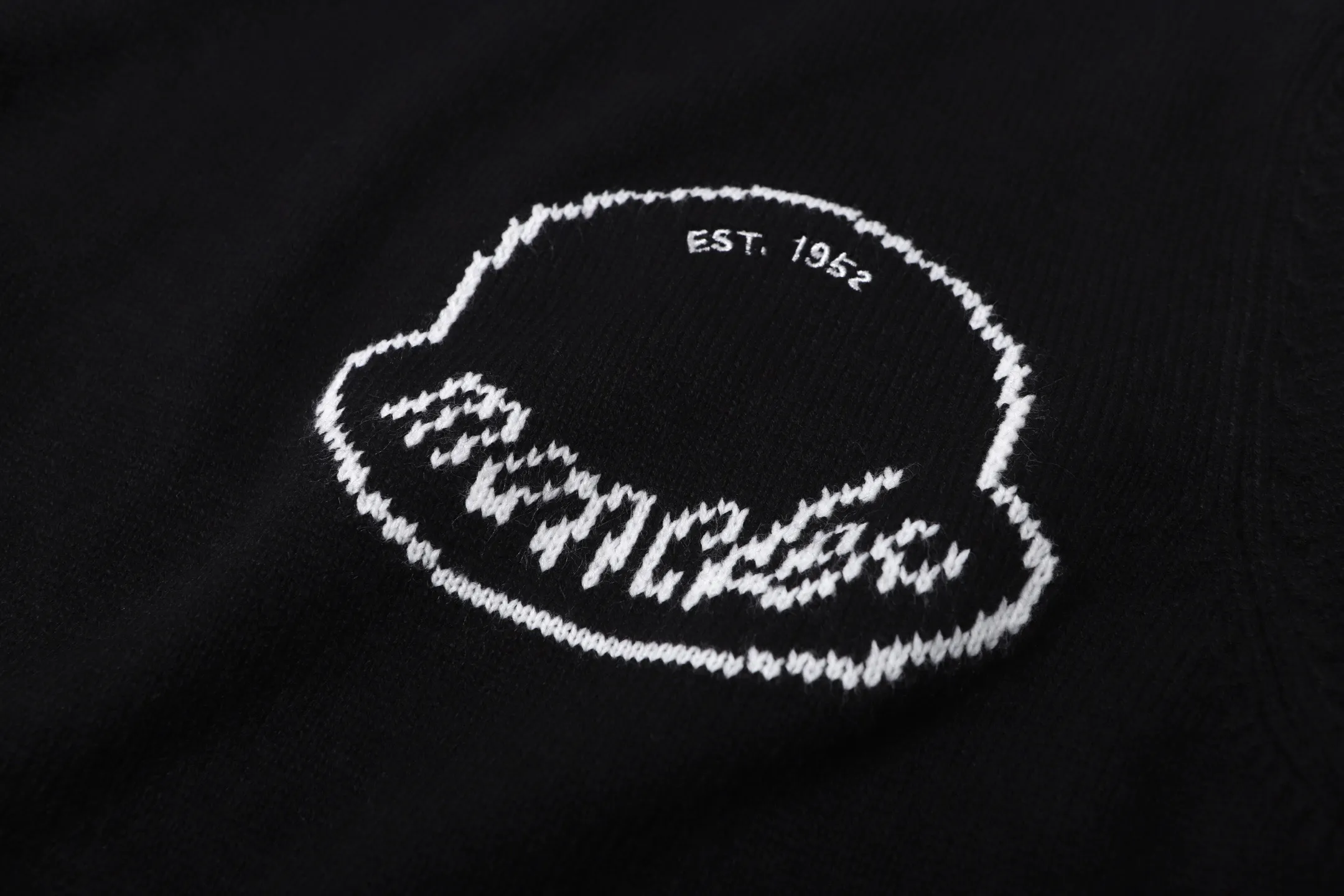 P450 [Exclusive supply] Moncler logo embroidered round neck long-sleeved sweater. The original version was purchased and developed for 3,773 yuan. The fabric is made of high-quality wool blended fabric, which has a soft and comfortable feel and good warmth retention. Classic round neck design, simple and elegant, suitable for daily wear. The brand logo on the chest uses fine embroidery technology, and the pattern is three-dimensional and clear, highlighting the brand recognition. The body has a form-fitting silhouette and a smooth cut for comfort and freedom of movement. In the production process, wool jacquard and wool enzyme washing technologies are used to make the fabric softer and skin-friendly while maintaining a stable pattern. The stitching is even and firm, and the details are meticulously handled, reflecting the brand's strict control over quality. The overall design is simple and elegant, suitable for various occasions. Whether it is business or leisure, it can show an elegant and decent style. The overall wiring is straight and delicate, the fabric is comfortable and soft, and the color is consistent without color difference. It can be matched with the same style to create a fashionable look and control various occasions. Customized accessories, complete with three standards, same style for men and women! Size:S-M-L-XL