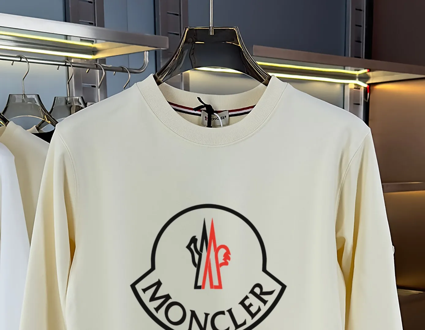 P210 high version sweatshirt) 📦With exclusive picture packaging📦 [Long-term ready stock] Upgraded version "Mobile phone smart sensor ~ NFC chip armband ~ Direct access to the official website anti-counterfeiting" 〖 𝐌𝐎𝐍𝐂𝐋𝐄𝐑 ~ Mouth covering〗 2025 new high quality, using 450g heavyweight fabric Different from the market currency, you can mix and match everything at will and you will be handsome😎The whole clothes is made of double waistcoats. The double waistcoats make the whole dress more three-dimensional. It is not an ordinary factory that can do such fine work. 2025 autumn and winter new style, on sale at the counter, exquisite printed round neck terry sweatshirt. High-end double-ply cotton. Customized stretch ribs are dyed in the same vat. Three standards are complete. It is matched with digital printing patterns and is very breathable. Same style for men and women. Color: black, white, apricot. Size: S M L XL 2XL