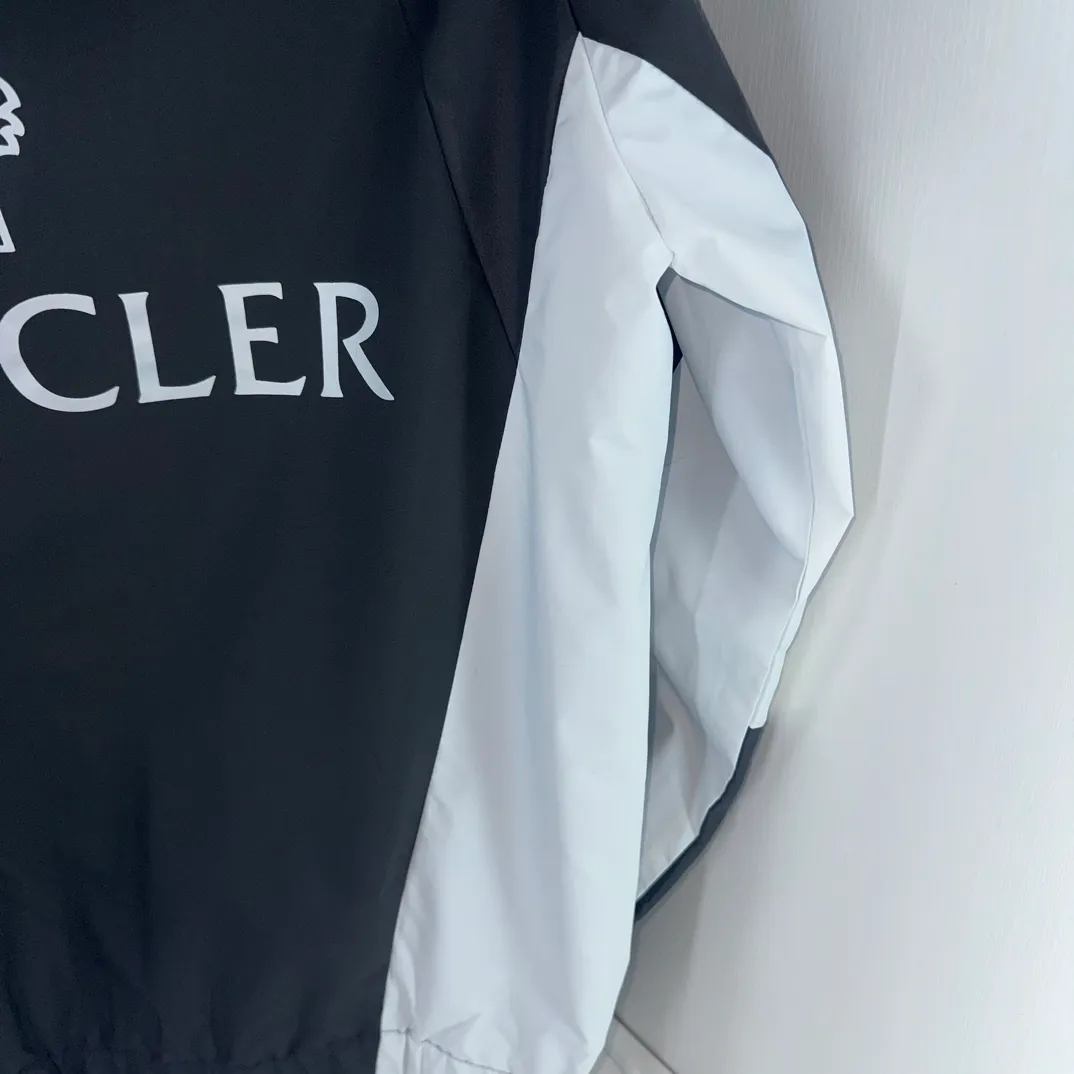 P430 New model on the shelves 🎬 MONCLER new model for spring, autumn and winter, black and white color matching windbreaker hooded jacket! Classic chest logo embellishment design. Letter printing on the back ~ makes the whole thing more fashionable, comfortable, skin-friendly, and breathable. It is practical for daily commuting and leisure. Exclusive top-grade customized fabric, simple and elegant, clean and neat tailoring, soft and dry to the touch, and the upper body effect is crisp and stylish. The three-dimensional cutting process and the pattern are all of high standards, and the silhouette version has the right benefits! It is not tight at all, and with so many top-quality raw materials, it creates a high-end product with unparalleled value, and the upper body effect is super good-looking! Color: Black Size: M-2XL