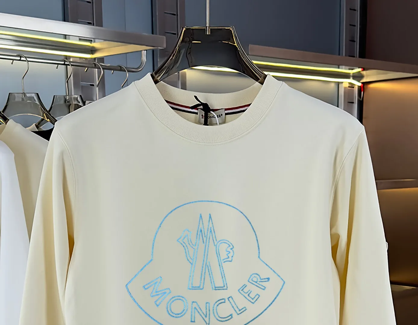 P210 high version sweatshirt) 📦With exclusive picture packaging📦 [Long-term ready stock] Upgraded version "Mobile phone smart sensor ~ NFC chip armband ~ Direct access to the official website anti-counterfeiting" 〖 𝐌𝐎𝐍𝐂𝐋𝐄𝐑 ~ Mouth covering〗 2025 new high quality, using 450g heavyweight fabric Different from the market currency, you can mix and match everything at will and you will be handsome😎The whole clothes is made of double waistcoats. The double waistcoats make the whole dress more three-dimensional. It is not an ordinary factory that can do such fine work. 2025 autumn and winter new style, on sale at the counter, exquisite printed round neck terry sweatshirt. High-end double-ply cotton. Customized stretch ribs are dyed in the same vat. Three standards are complete. It is matched with digital printing patterns and is very breathable. Same style for men and women. Color: black, white, apricot. Size: S M L XL 2XL
