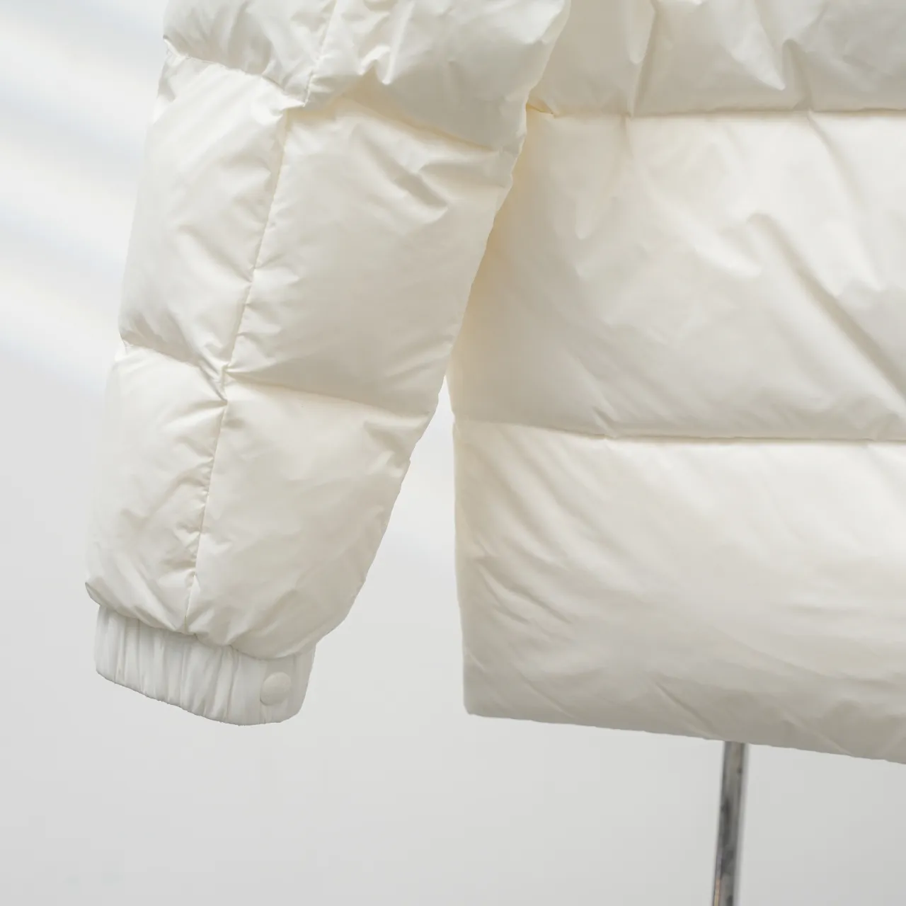 P640 MONCLER丨Muzzled chest big mark stand collar down jacket Color: White Size: 1-6