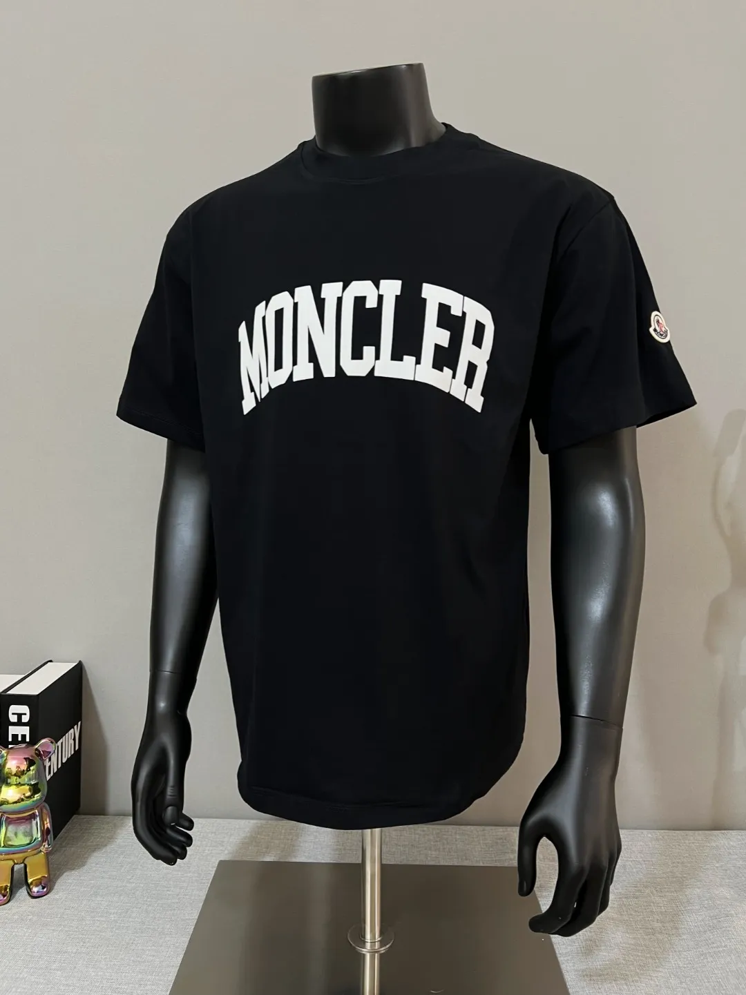 P150 Monocler for Mouth Mouth is new, official and on sale at the same time; 2026SS flocked letter printed sleeve label style , made of 240g double yarn 100% cotton fabric, imported woven thread, the neckline is boned and not easy to deform, factory high-temperature washing process, the fabric is soft and breathable, does not shrink, NCF washing mark identification, details are in place and the upper body is good-looking, European size version, loose and suitable, color: black, white, size XS-L (can wear up to 200 pounds)