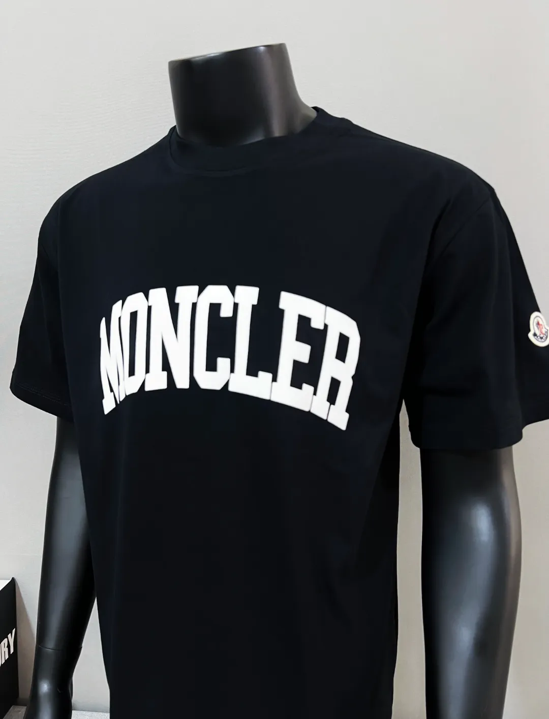 P150 Monocler for Mouth Mouth is new, official and on sale at the same time; 2026SS flocked letter printed sleeve label style , made of 240g double yarn 100% cotton fabric, imported woven thread, the neckline is boned and not easy to deform, factory high-temperature washing process, the fabric is soft and breathable, does not shrink, NCF washing mark identification, details are in place and the upper body is good-looking, European size version, loose and suitable, color: black, white, size XS-L (can wear up to 200 pounds)